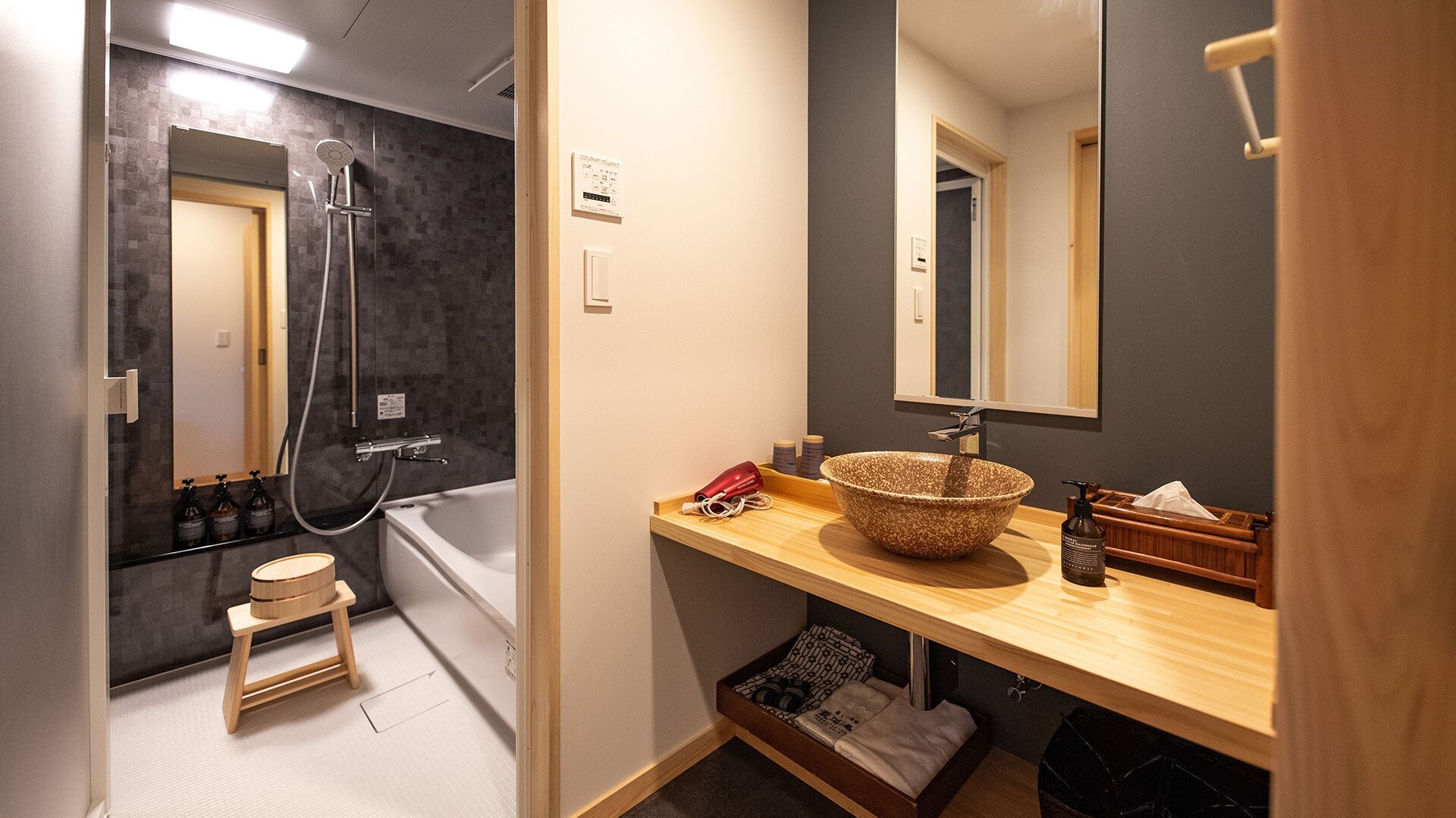 [Japanese-Western style room Hana (sold only on our website)] The sink is made of Shigaraki pottery, and the bath is based on black and white [This is not a hot spring]