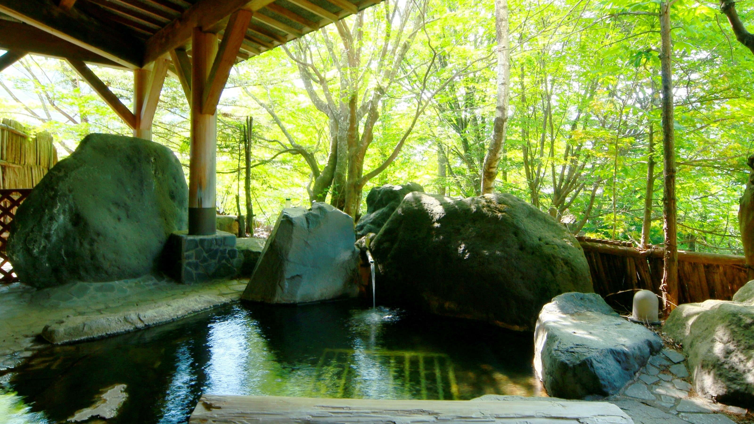 *Men's bath: Enjoy the open-air bath surrounded by nature.