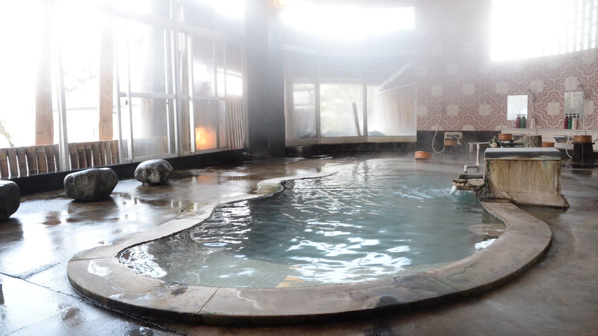 The hot spring water springs from Kita Jigokudani (Kita Jigokudani) on Mt. Myoko, and is pumped several kilometers from there to the hot spring town.