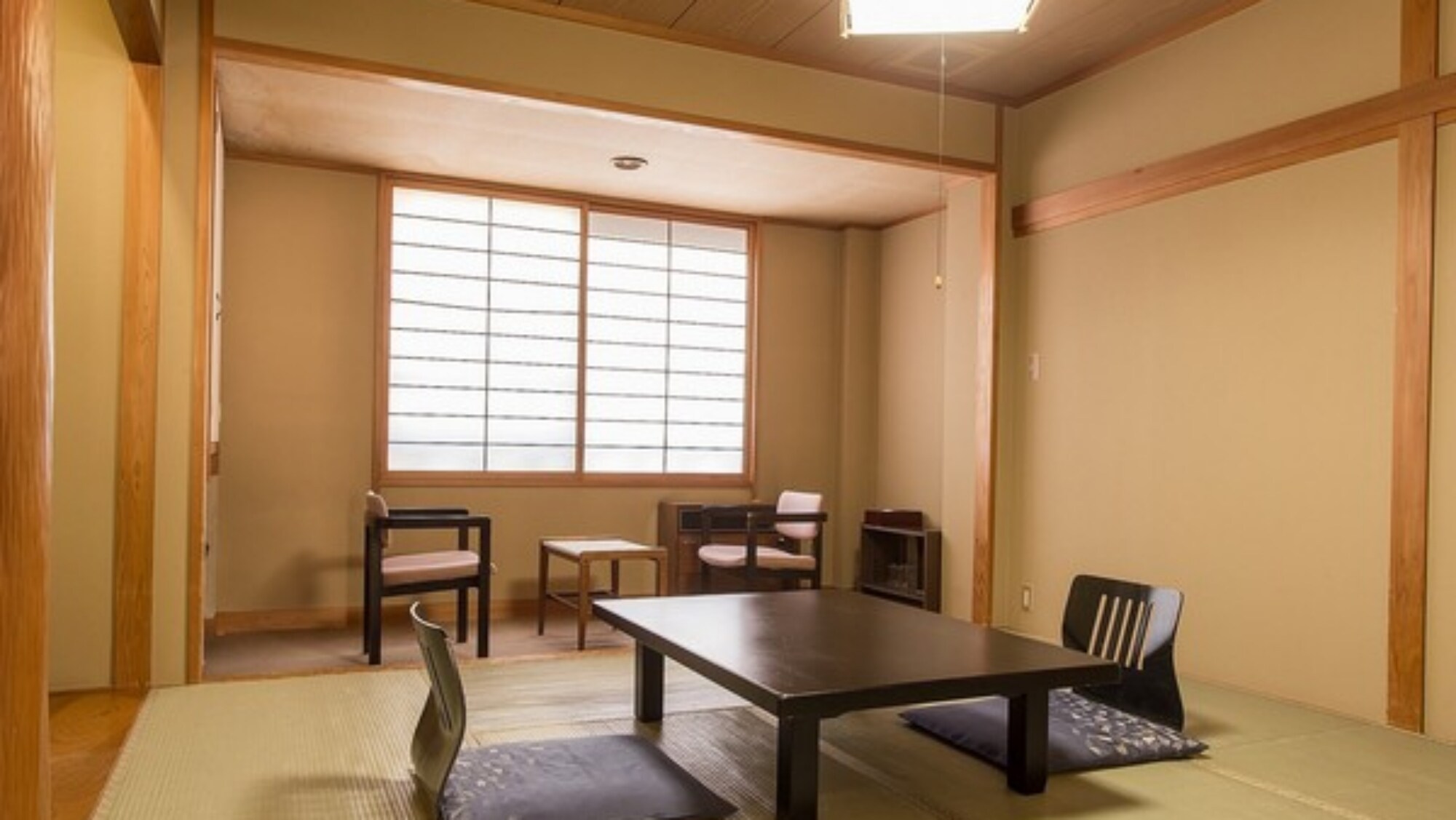 *[Example of guest room] Japanese-style room (8 tatami mats) / Take a break from your travels in a comfortable space with a Japanese atmosphere.