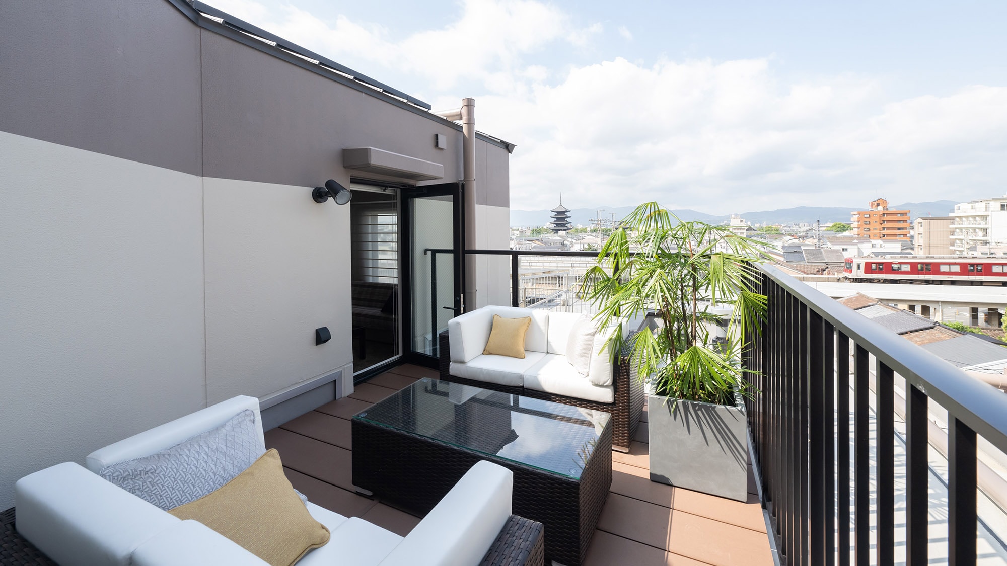 [Family Room B] Roof balcony where you can enjoy the view of Kyoto Toji area