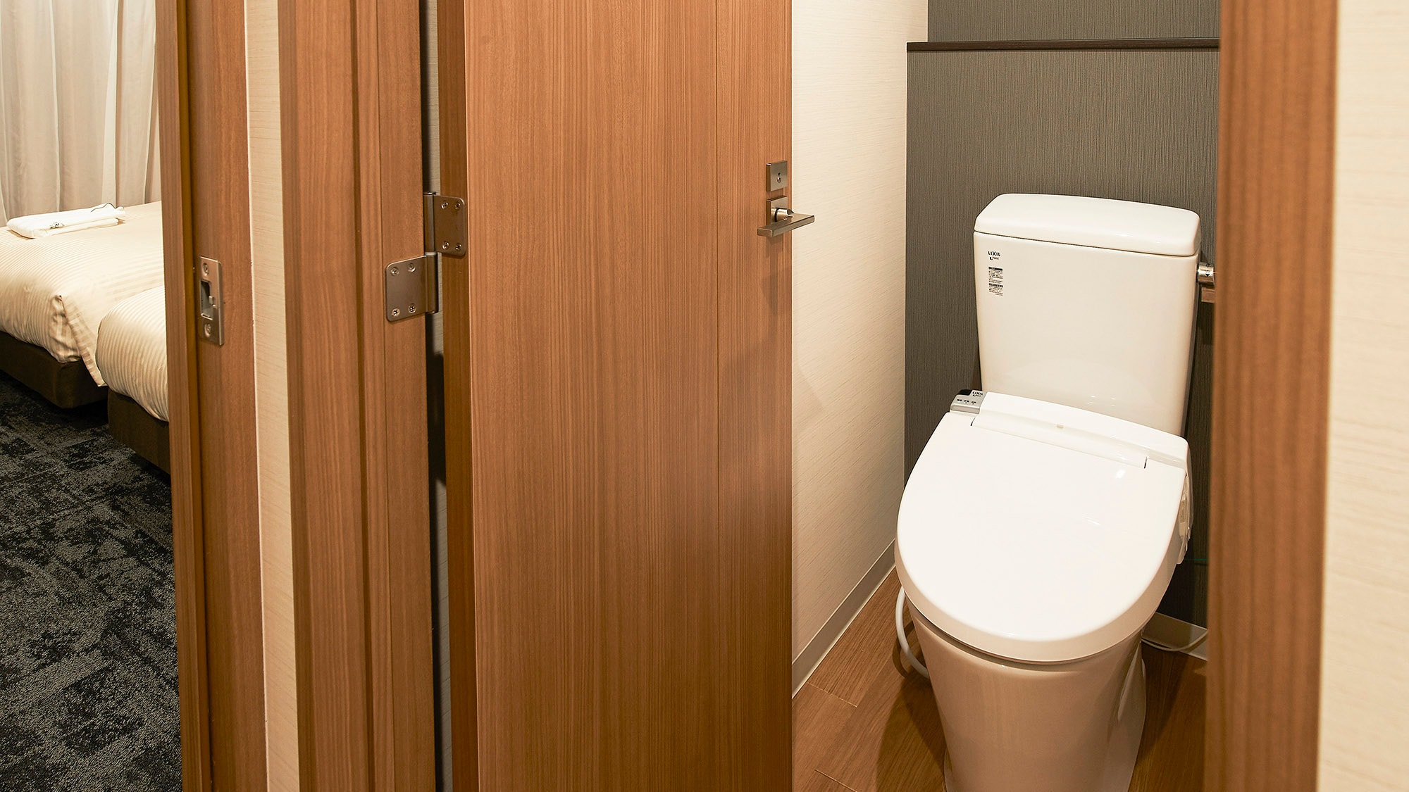 ・[Deluxe twin toilet] The separate toilet is equipped with a warm water washing toilet seat.