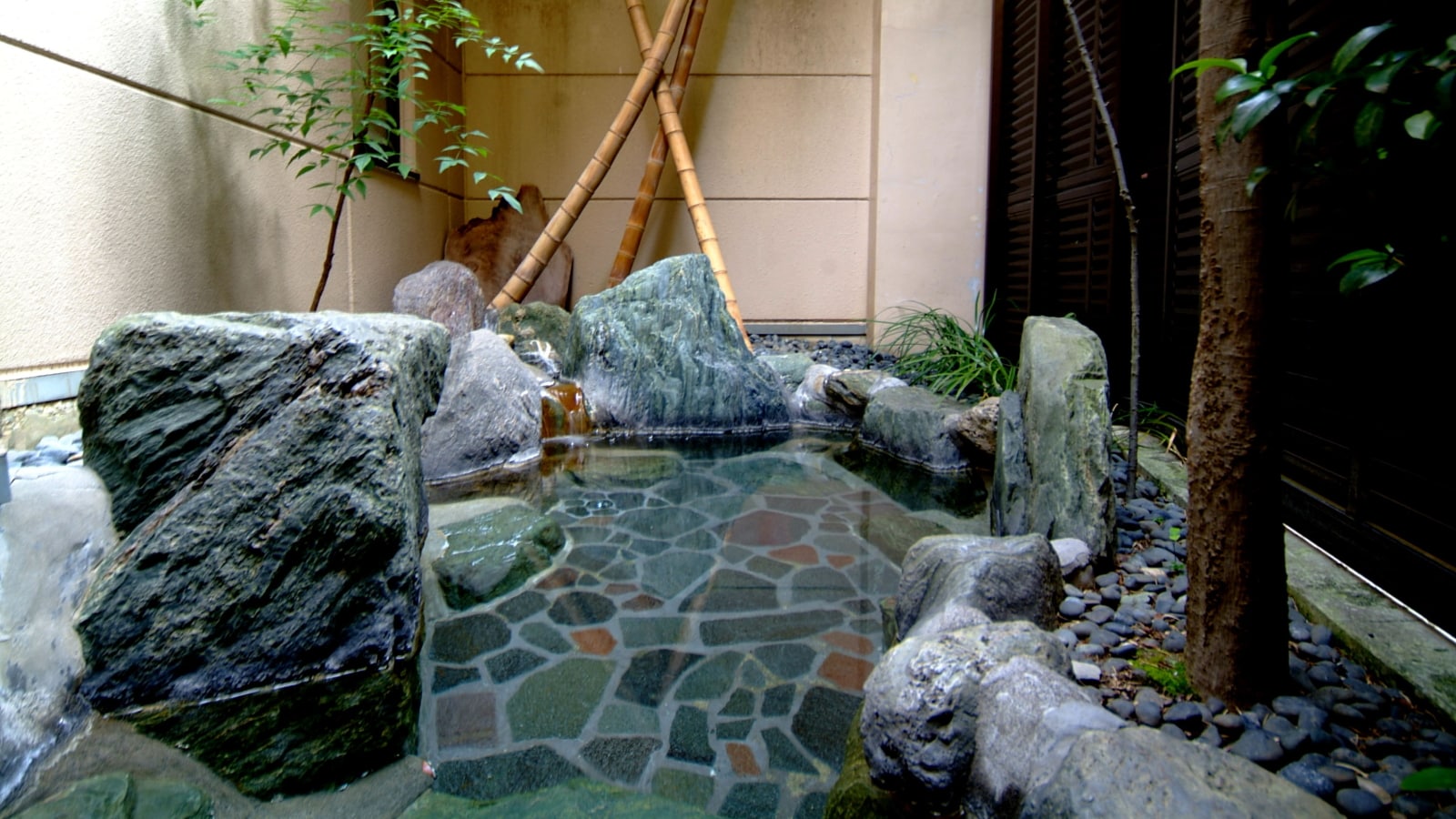 [Open-air bath/women's bath] Alkaline simple spring. The bottom of the open-air bath, which is 3-4 people, is made of blue stone from Iyo.