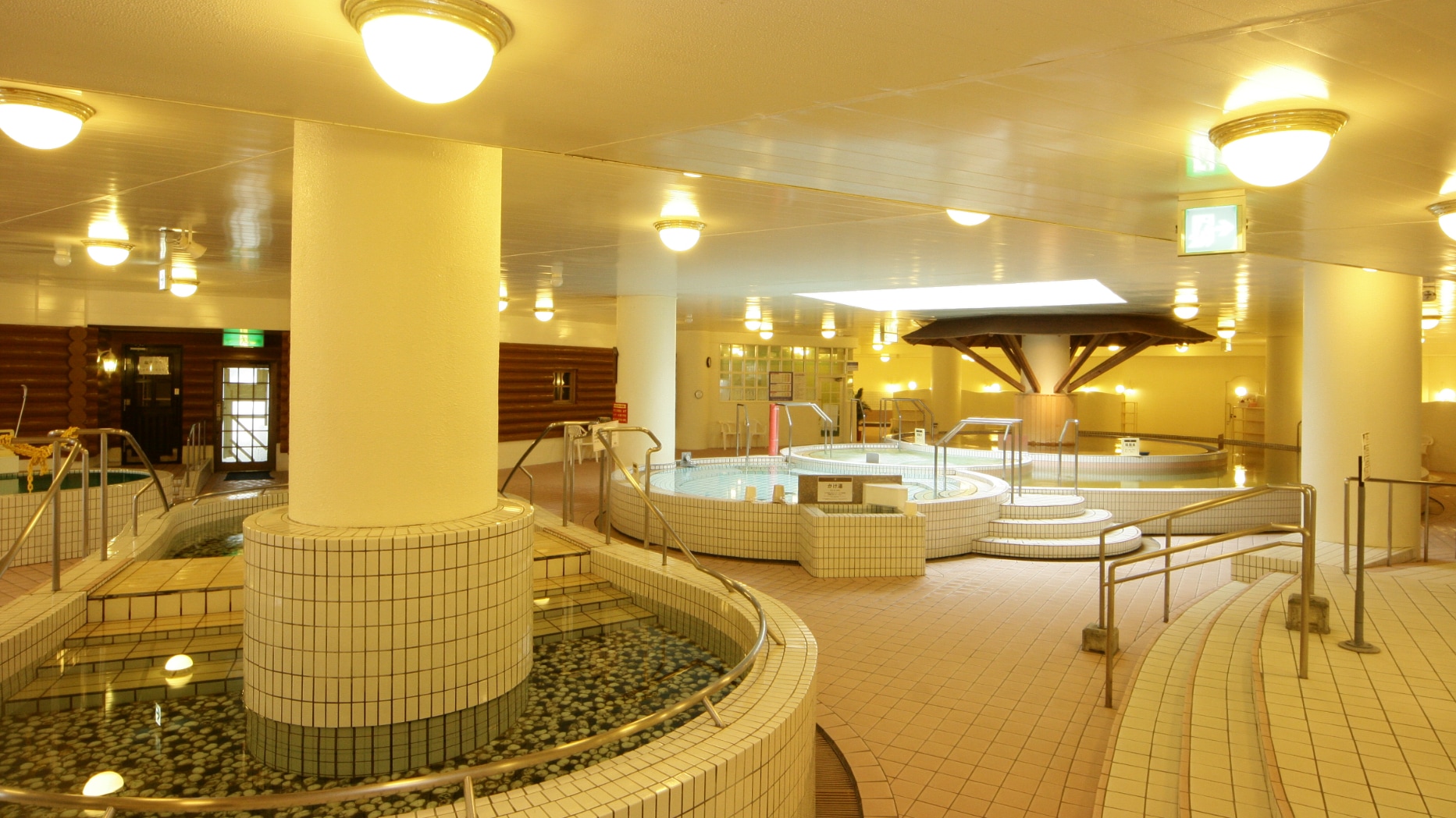 ●● Large communal bath ●● Full view of the large communal bath for women