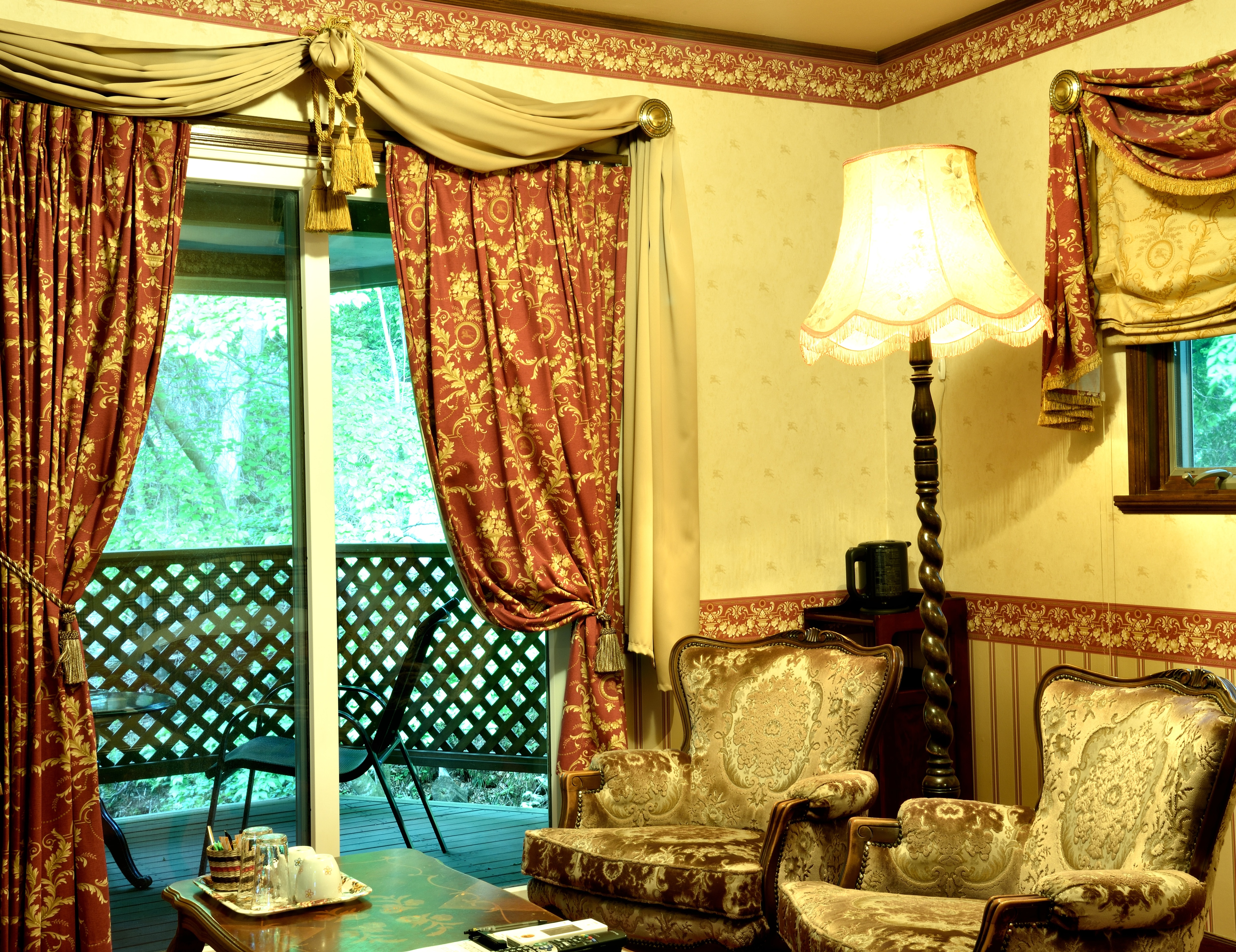 The relaxation space, floor-to-ceiling window, and terrace seen from the center of Room 110.