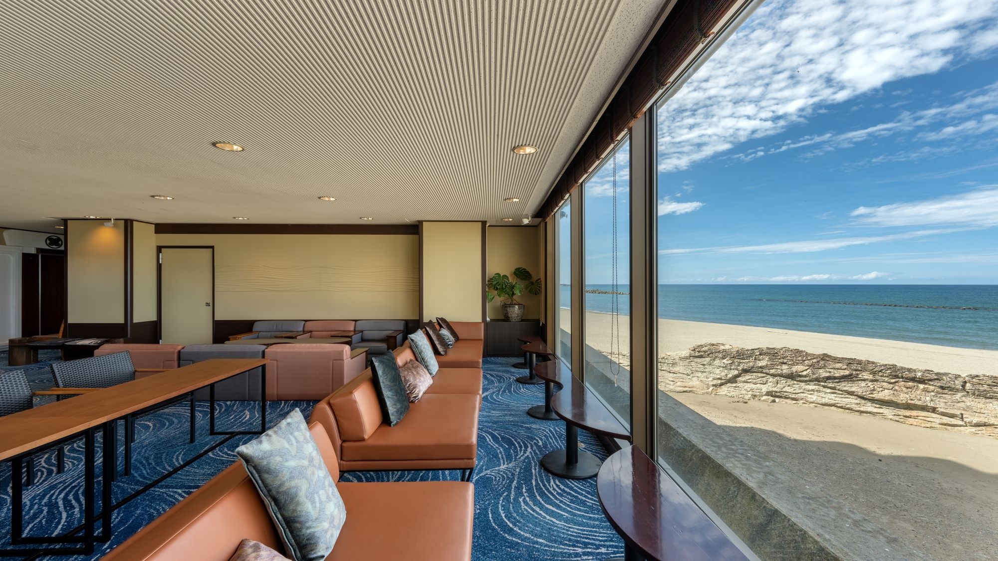 [Lounge] You will be greeted by the ocean spreading out across the windows.