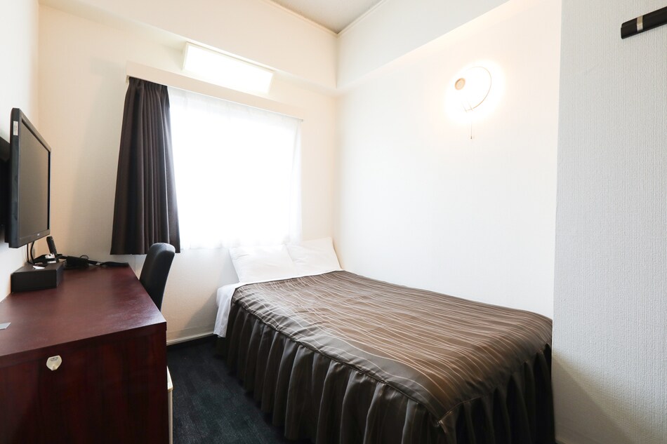 Semi-double room: A room for two people. 1 Simmons semi-double bed (width 120 cm) is installed.