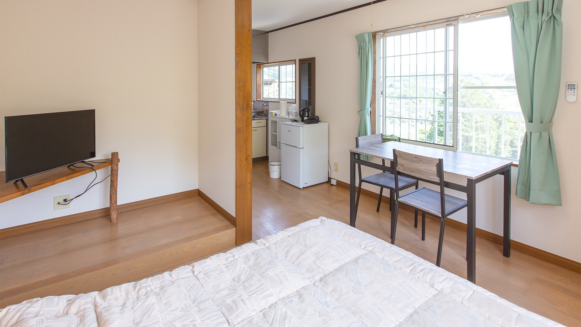 ・[Western-style room for 2 people] A bright room with a pleasant breeze.