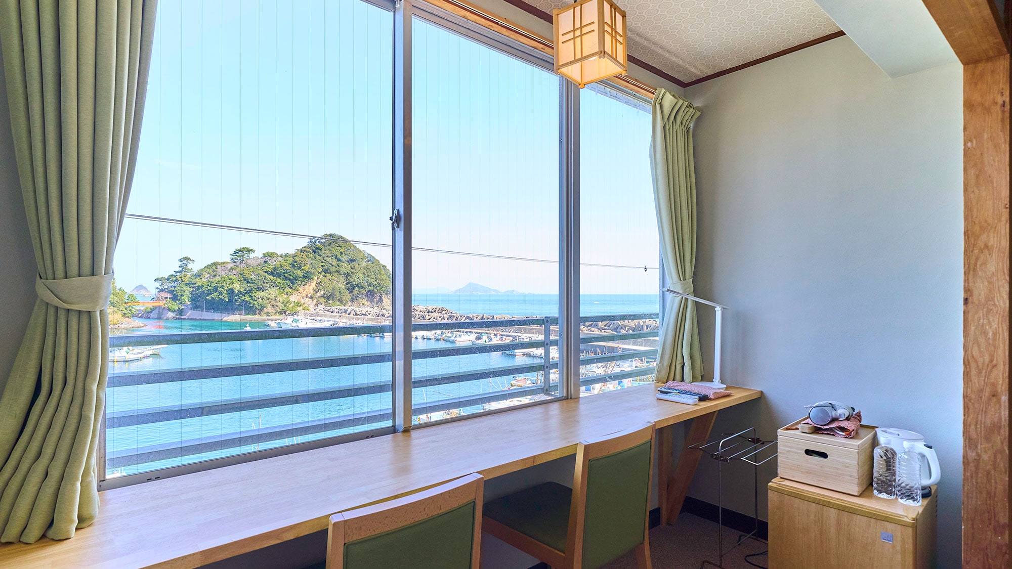・[Japanese-Western room] Table space by the window. Enjoy a chat while looking out at the sea.