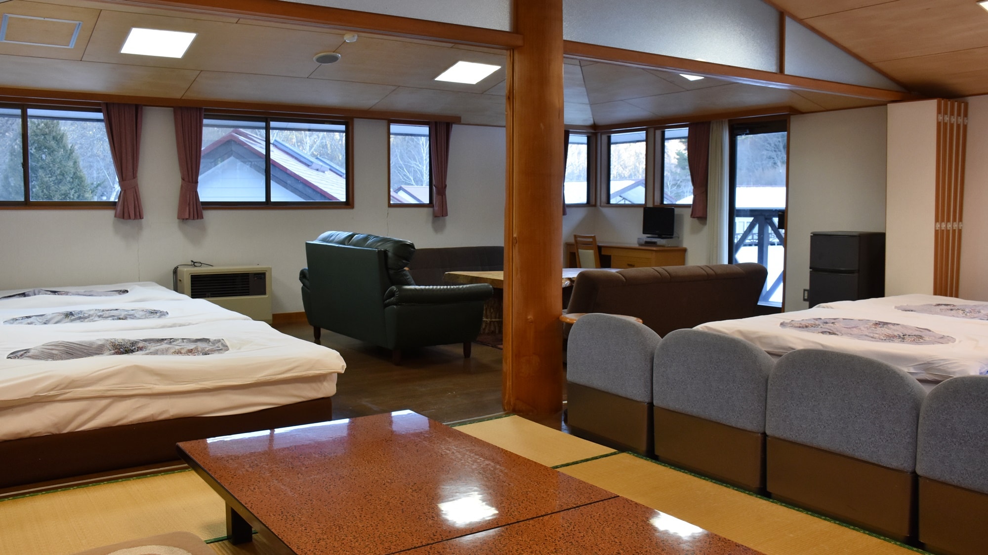 * Contoh kamar tamu / Dalam ruangan besar, Anda dapat beristirahat di tempat tidur, tikar tatami, atau di mana pun Anda suka.