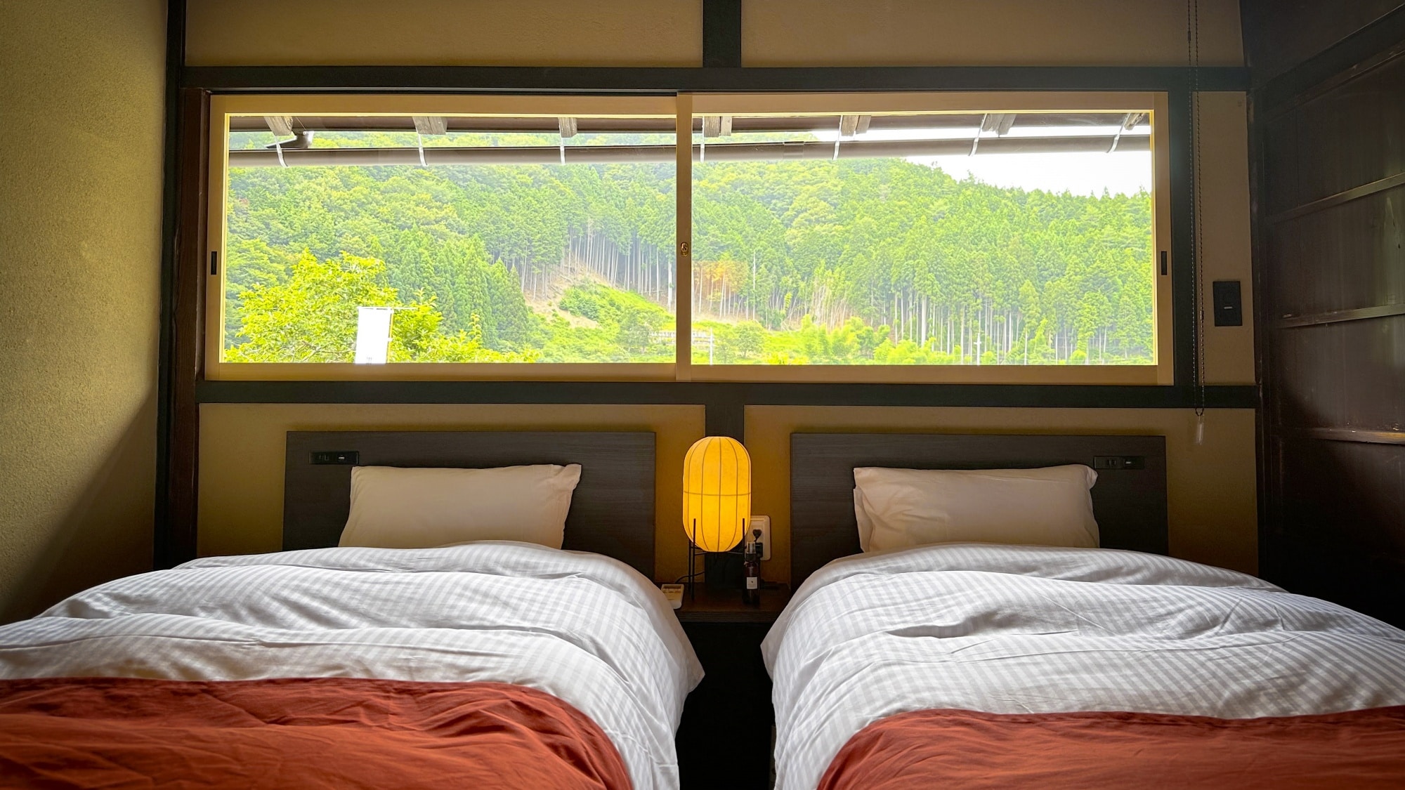 [Taimatsu] Bedroom. There are two semi-double beds for a comfortable sleep.