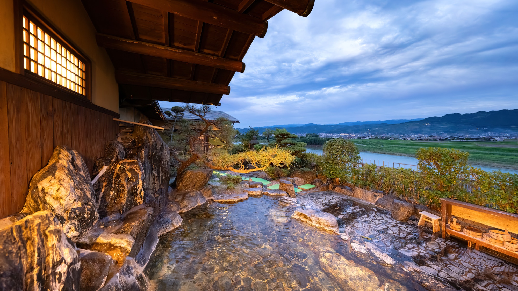 4th floor: Open-air garden bath (rock bath)