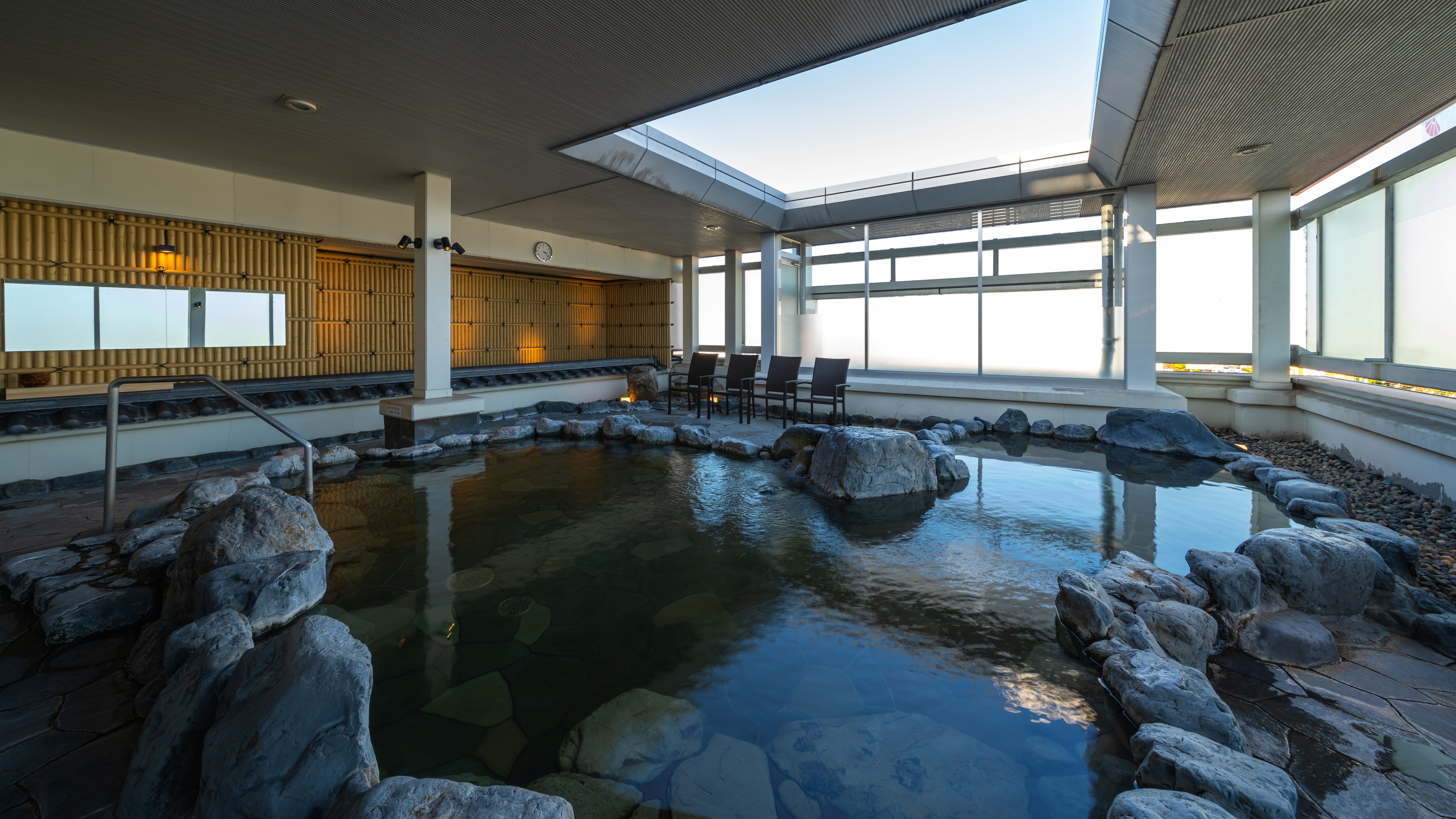 It is an open-air bath for women's baths. Please heal the tiredness of your trip at the natural hot springs pumped from 1500m underground ♪