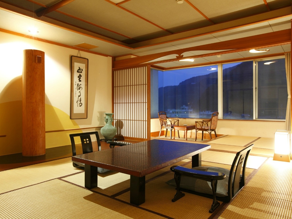 [Phòng được yêu thích nhất tại Tokiwaya] Một phòng kiểu Nhật rộng rãi với 10 chiếu tatami và hiên rộng, nơi bạn có thể thưởng thức cảnh hoàng hôn.