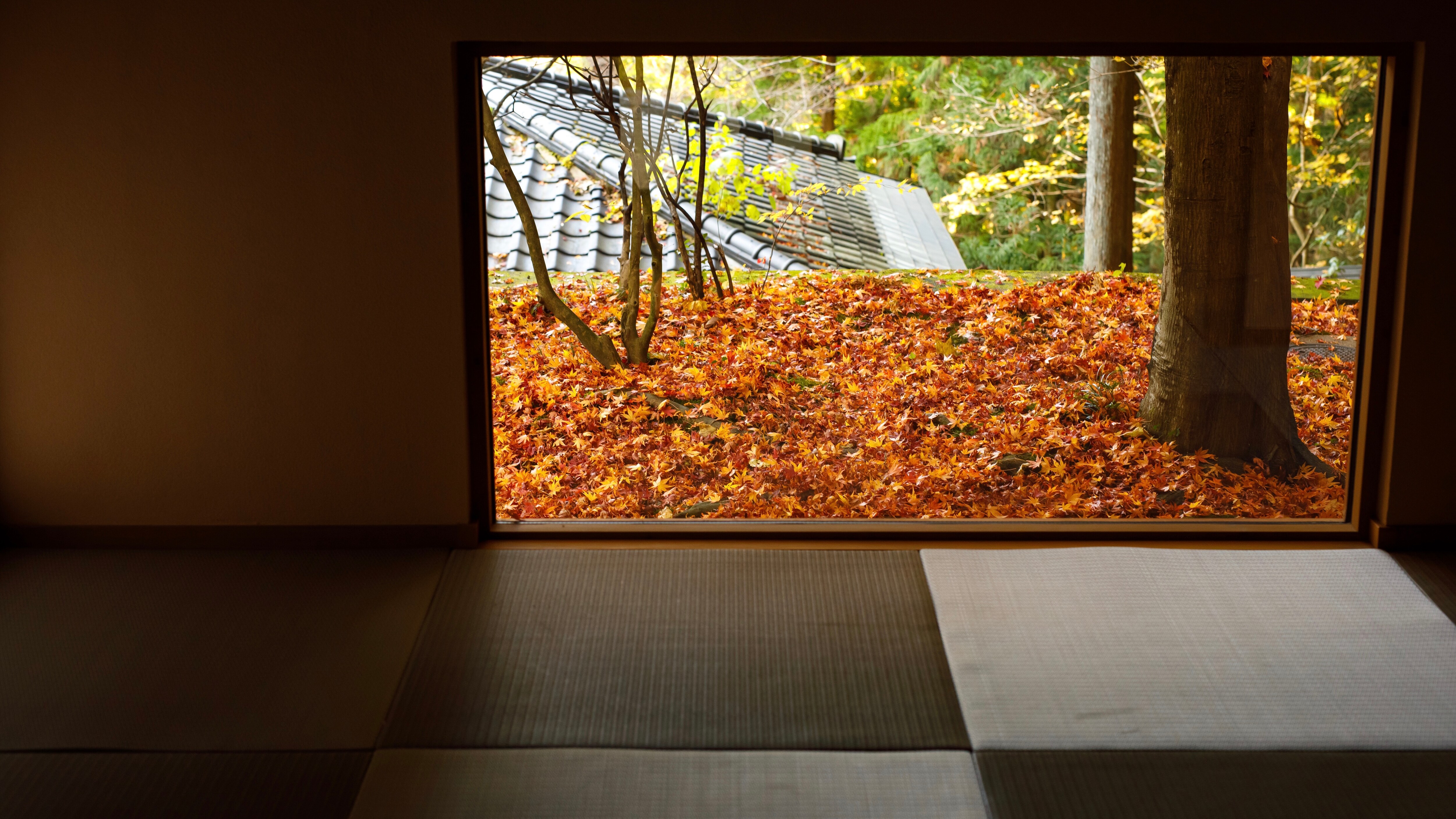 A detached "Hanamura" entrance with an open-air bath
