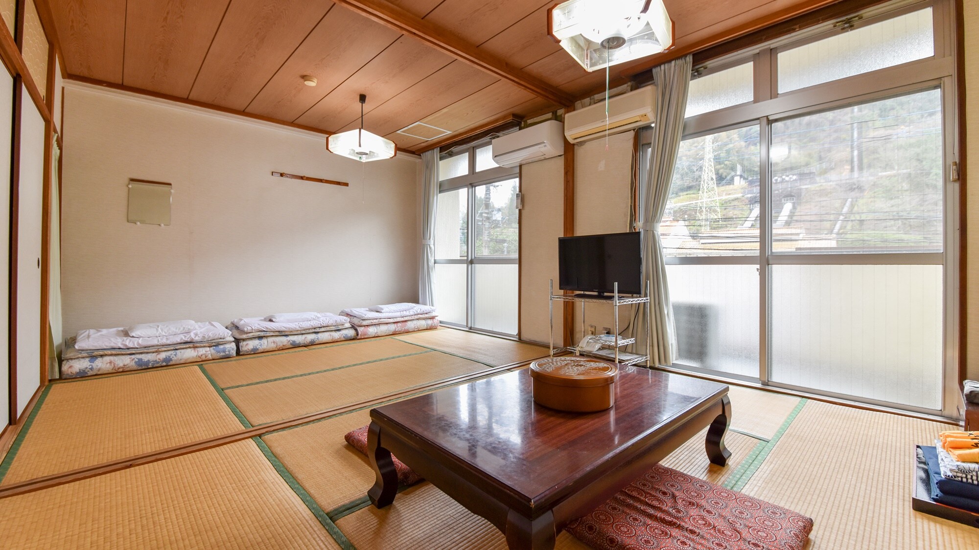 *[Contoh kamar tamu: Kamar bergaya Jepang di gedung utama dengan 12 tikar tatami] Direkomendasikan untuk perjalanan keluarga dan rombongan! Ini adalah ruangan bergaya Jepang yang luas.