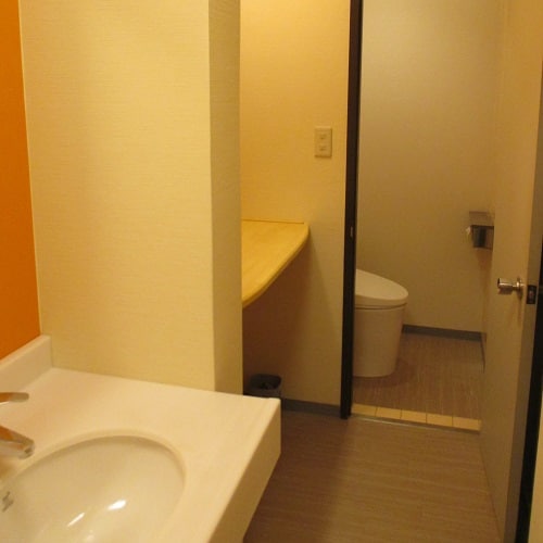 Terbatas 4 kamar dengan toilet
