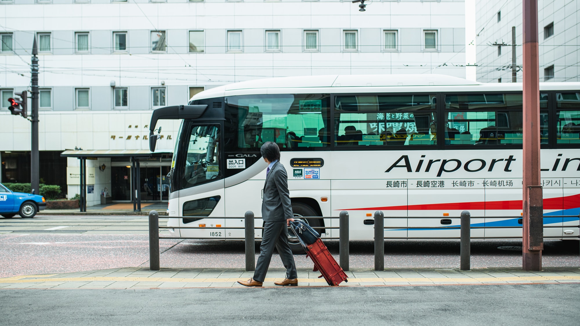 Airport limousine bus, get off at "Nagasaki Shinchi" stop, directly in front