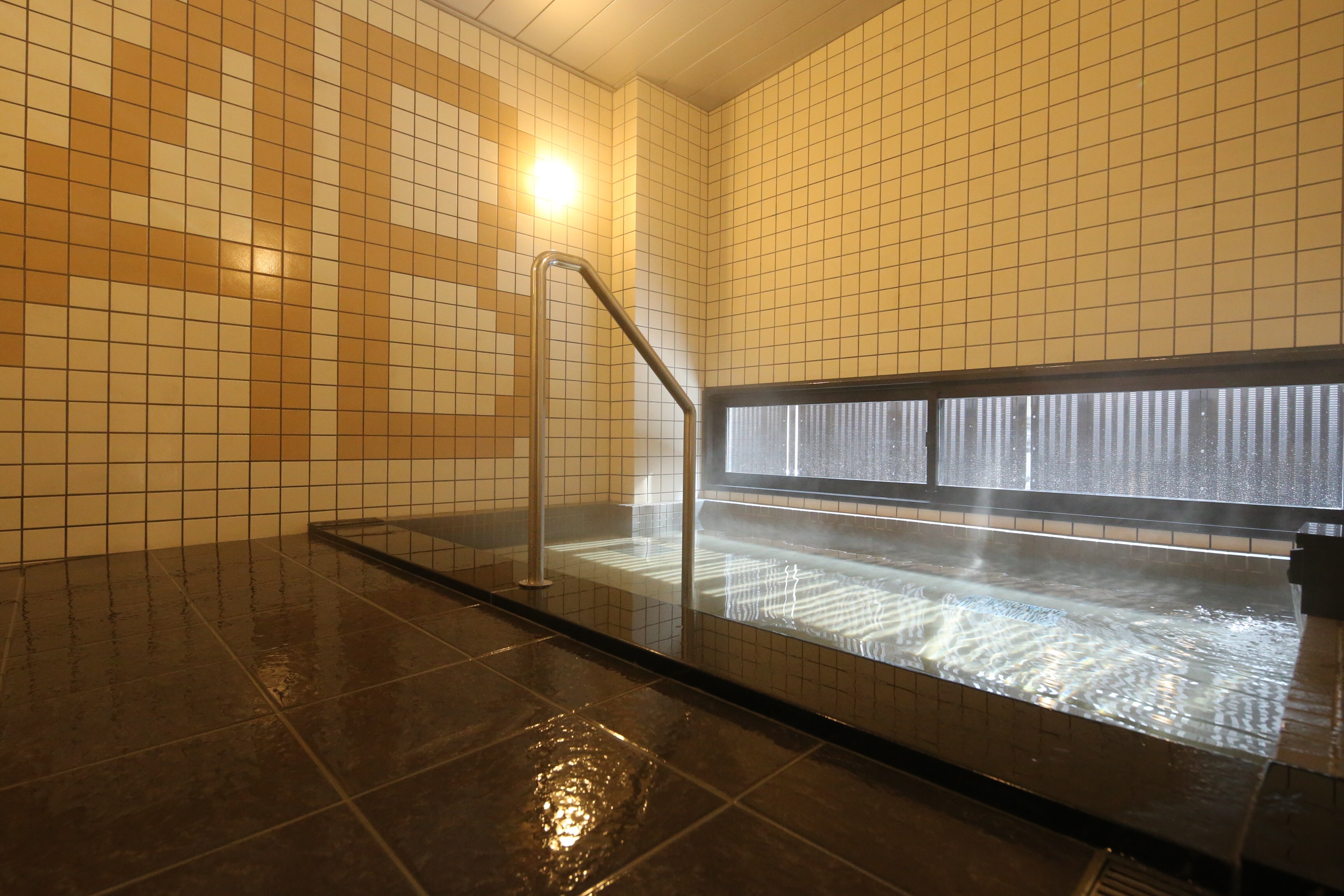 [Men and women alternate] Large indoor bath