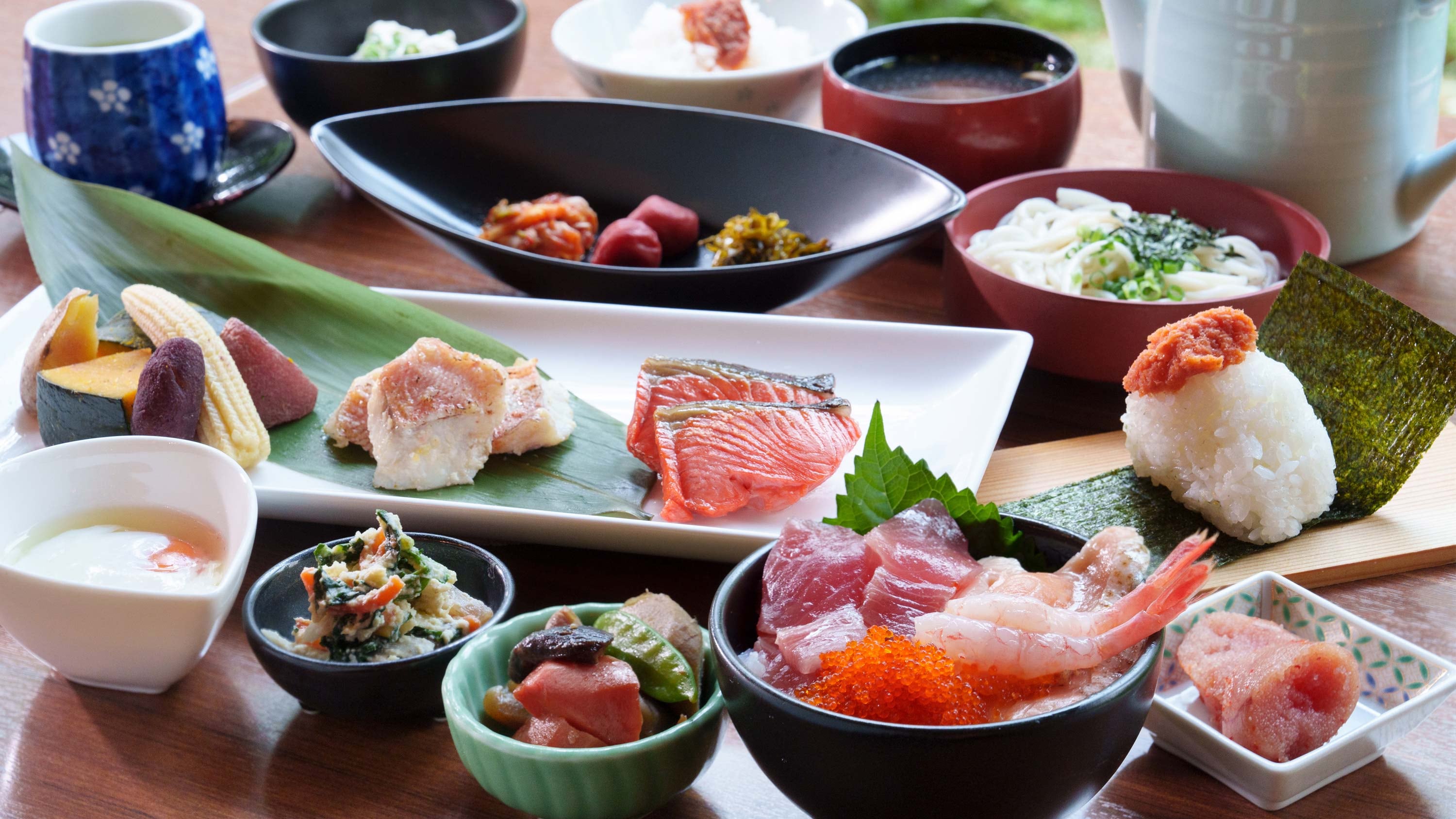 早餐 / 福岡著名的明太子、烏龍麵等海鮮蓋飯。我們還有種類豐富的日本料理！ （影像）