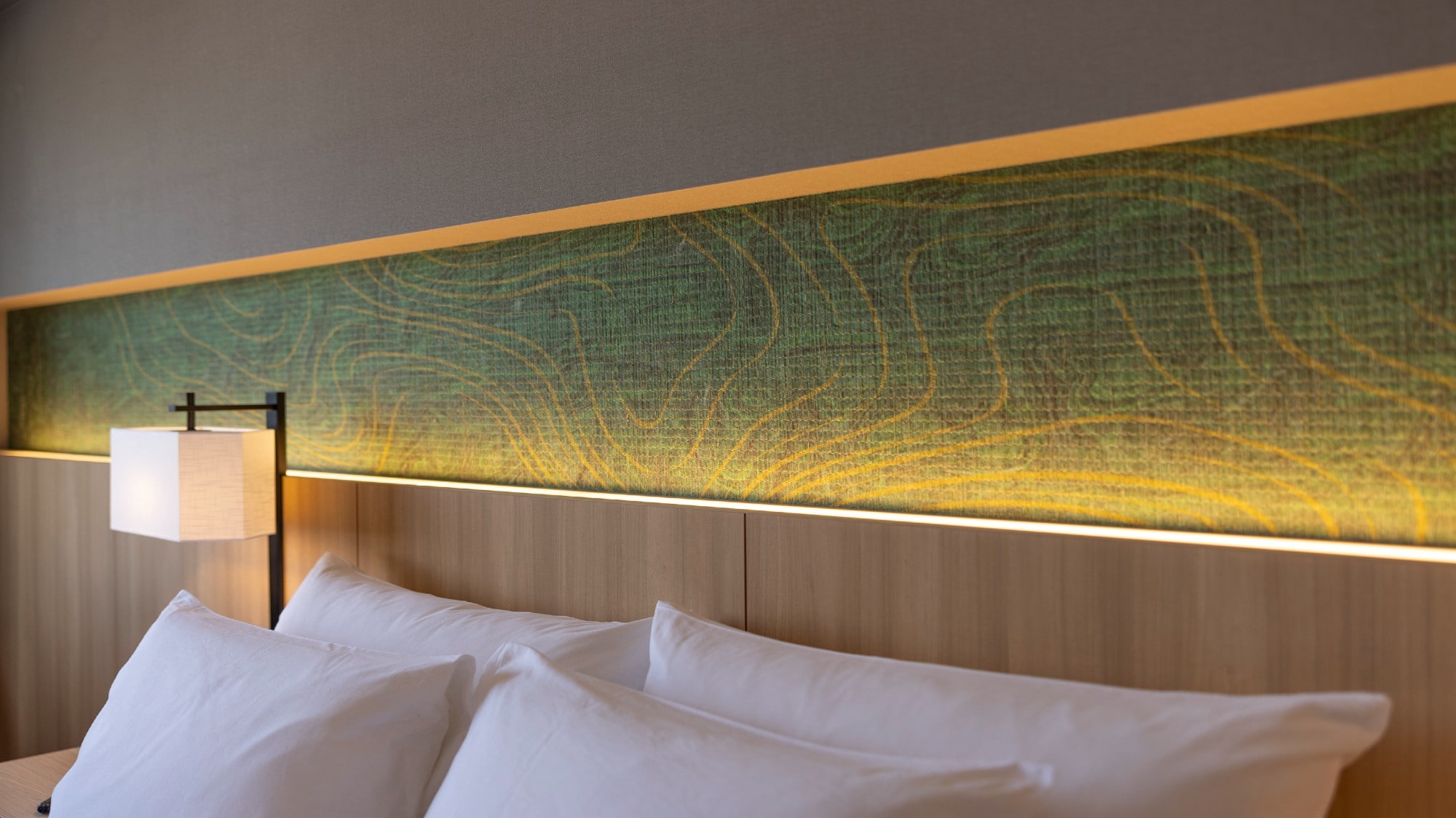 [Moderate Double] The gentle light from the bed board is soothing.