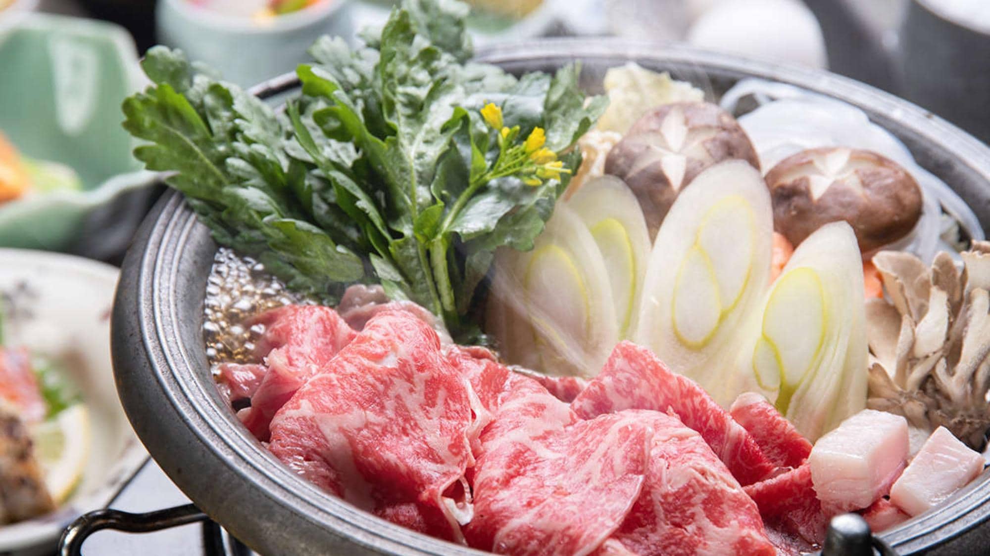 Nikmati "Daging Sapi Zao", yang dipelihara dengan cinta di alam terbuka Zao, disajikan dengan saus spesial dan telur segar.