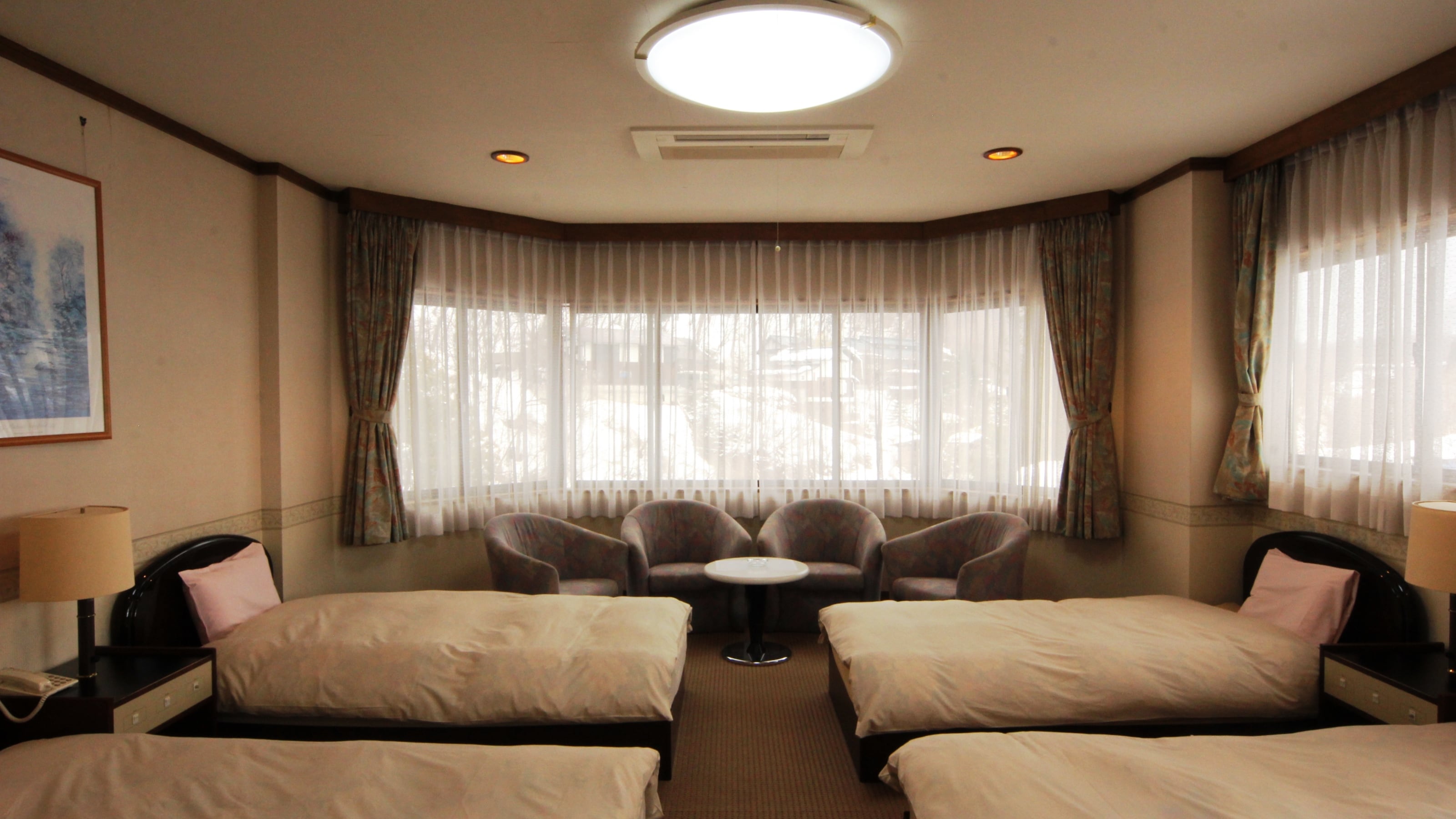 ★ Western-style room with 4 beds (with automatic opening and closing flushing toilet) (2-4 people) *Non-smoking