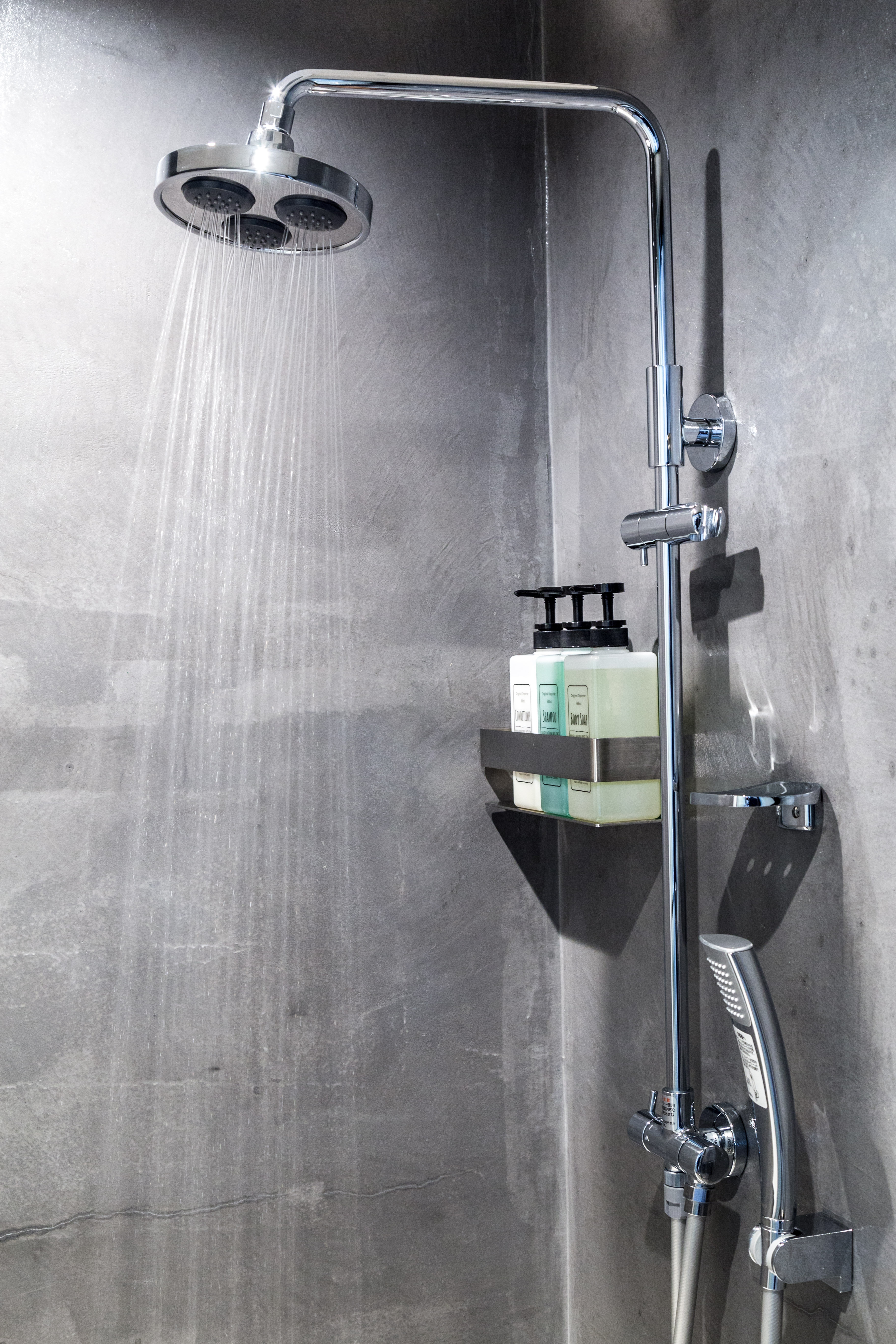 舒適的頭頂淋浴