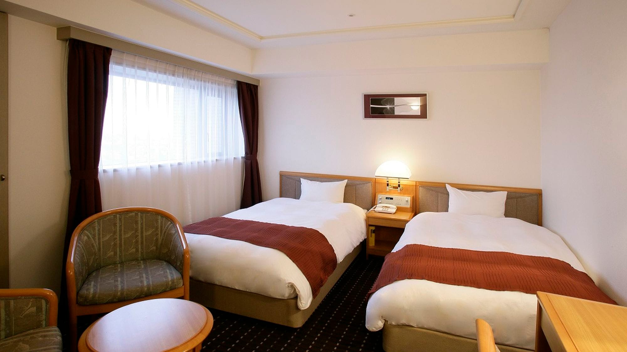 【高級雙床房】配備高品質家具和便利設施，讓您享受更高檔次的住宿。