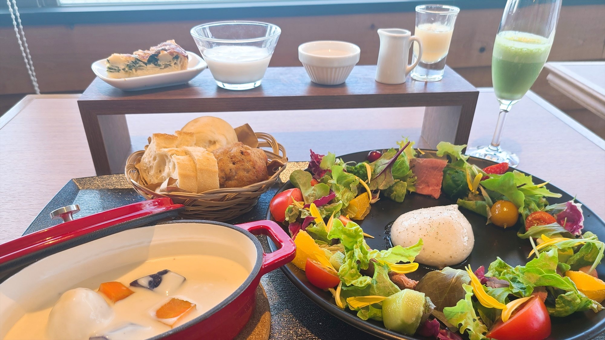 Nikmati sarapan sehat dengan burrata