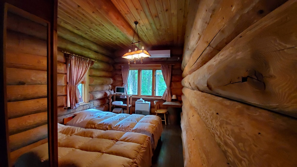 ห้อง 102 ชั้น 1 (ห้องทิศตะวันตกมีห้องน้ำและห้องส้วม) ห้องคู่