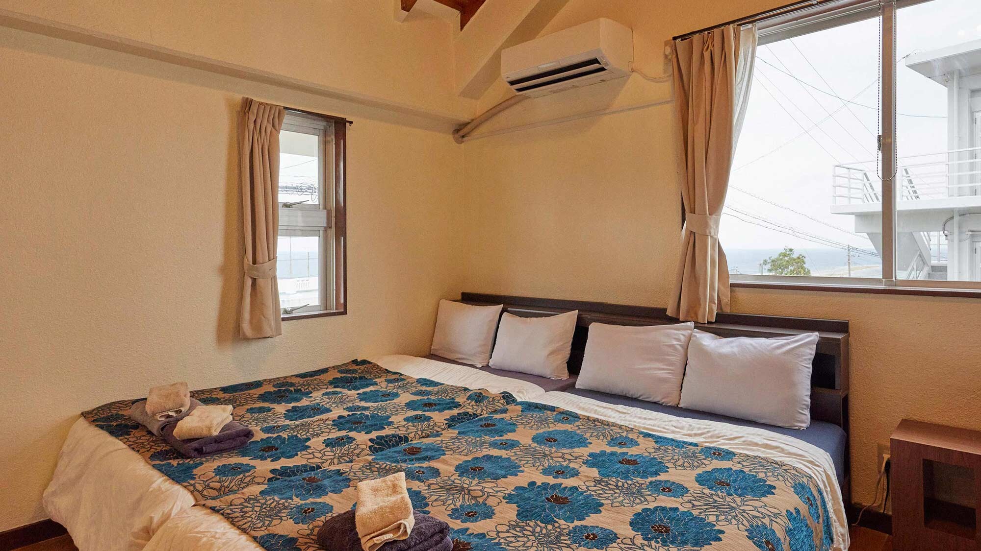 [Minamikaze 2nd floor, bed] Two semi-double beds available, accommodating up to four people
