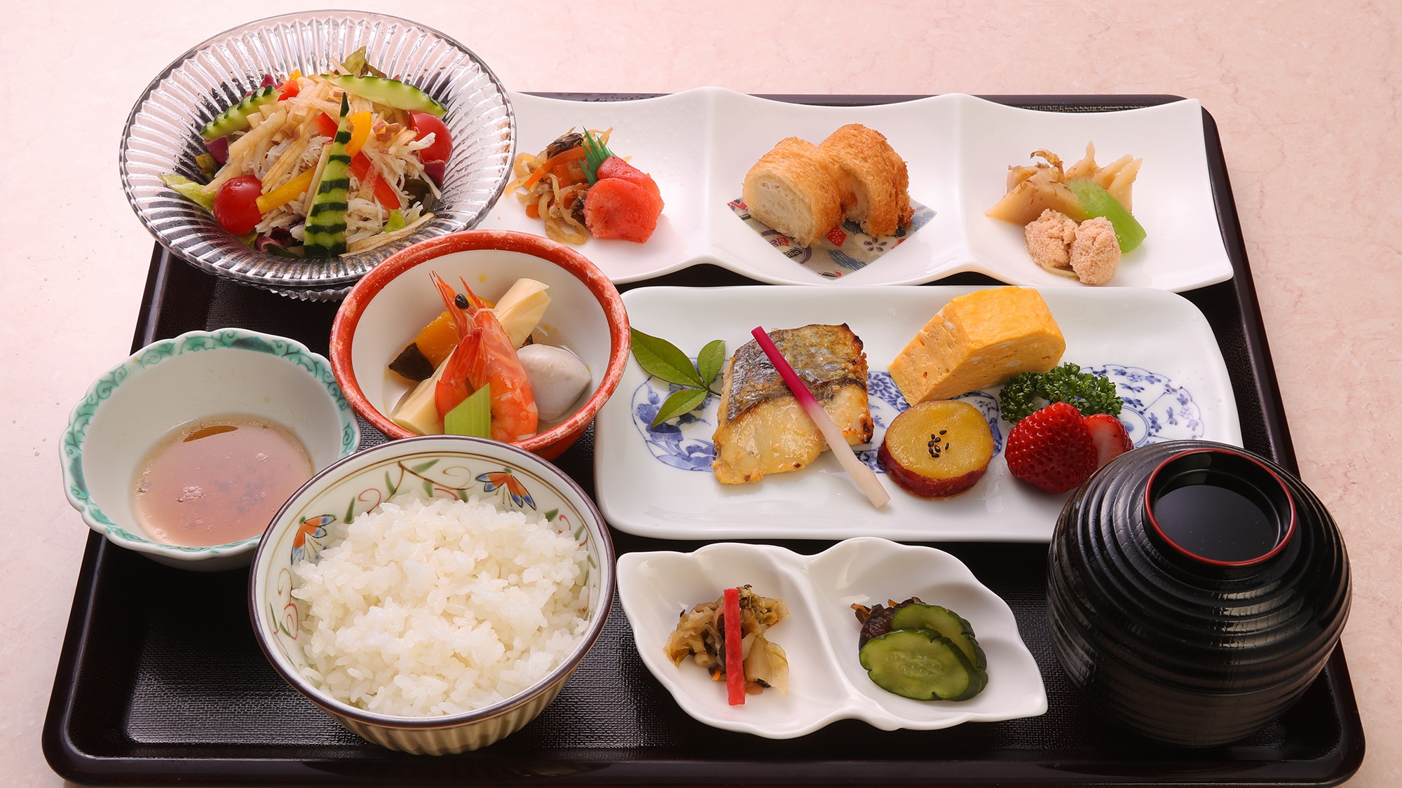 【ご朝食 和朝食】九州の食材を使った丁寧なおかず。少しずつ＆たくさんの種類をお召し上がりください