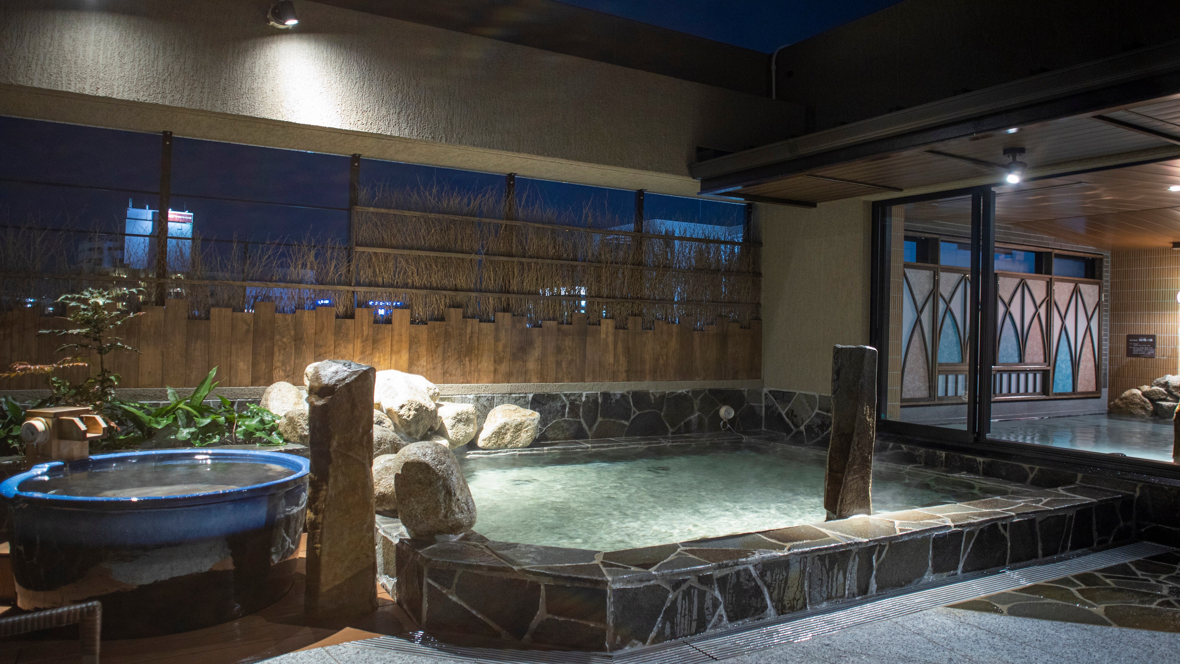 [Natural hot spring large communal bath / boys] Open-air bath / pot bath: Approx. 41 ° C-42 ° C)