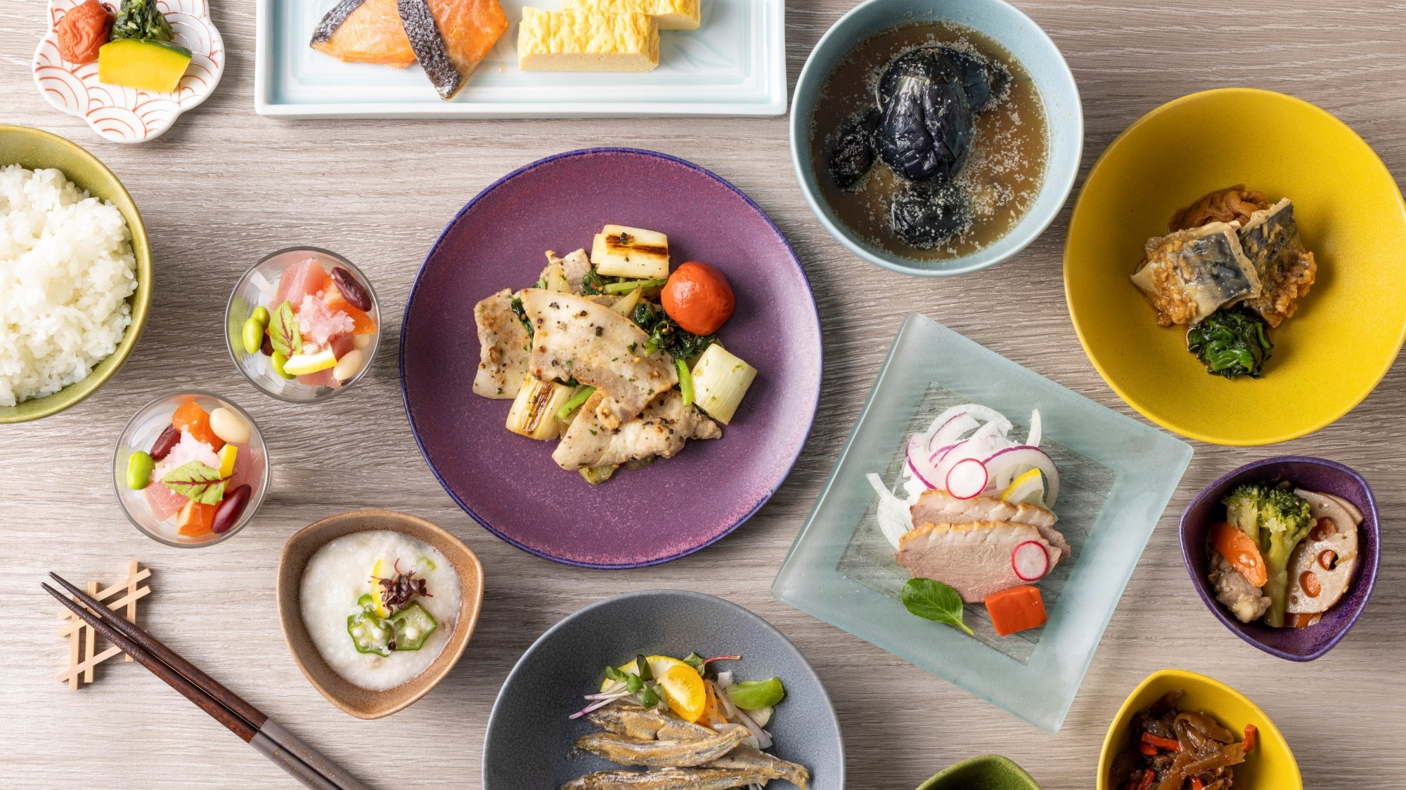 <自助早餐>（圖）