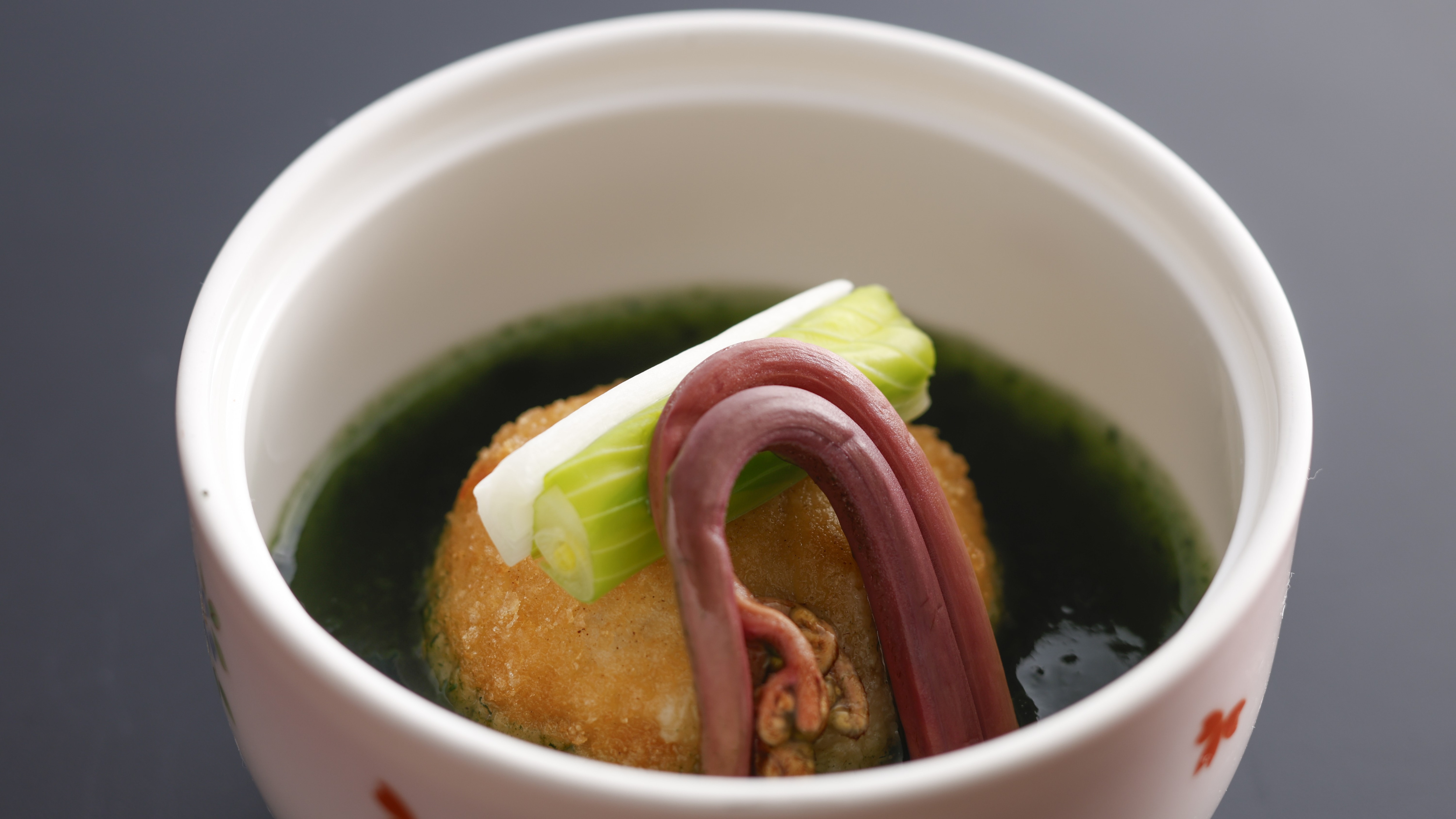 【春季料理】筍包子（將春季的代表性蔬菜－筍，精心捲成捲，油炸成豆腐狀…配上香氣撲鼻的艾草糖