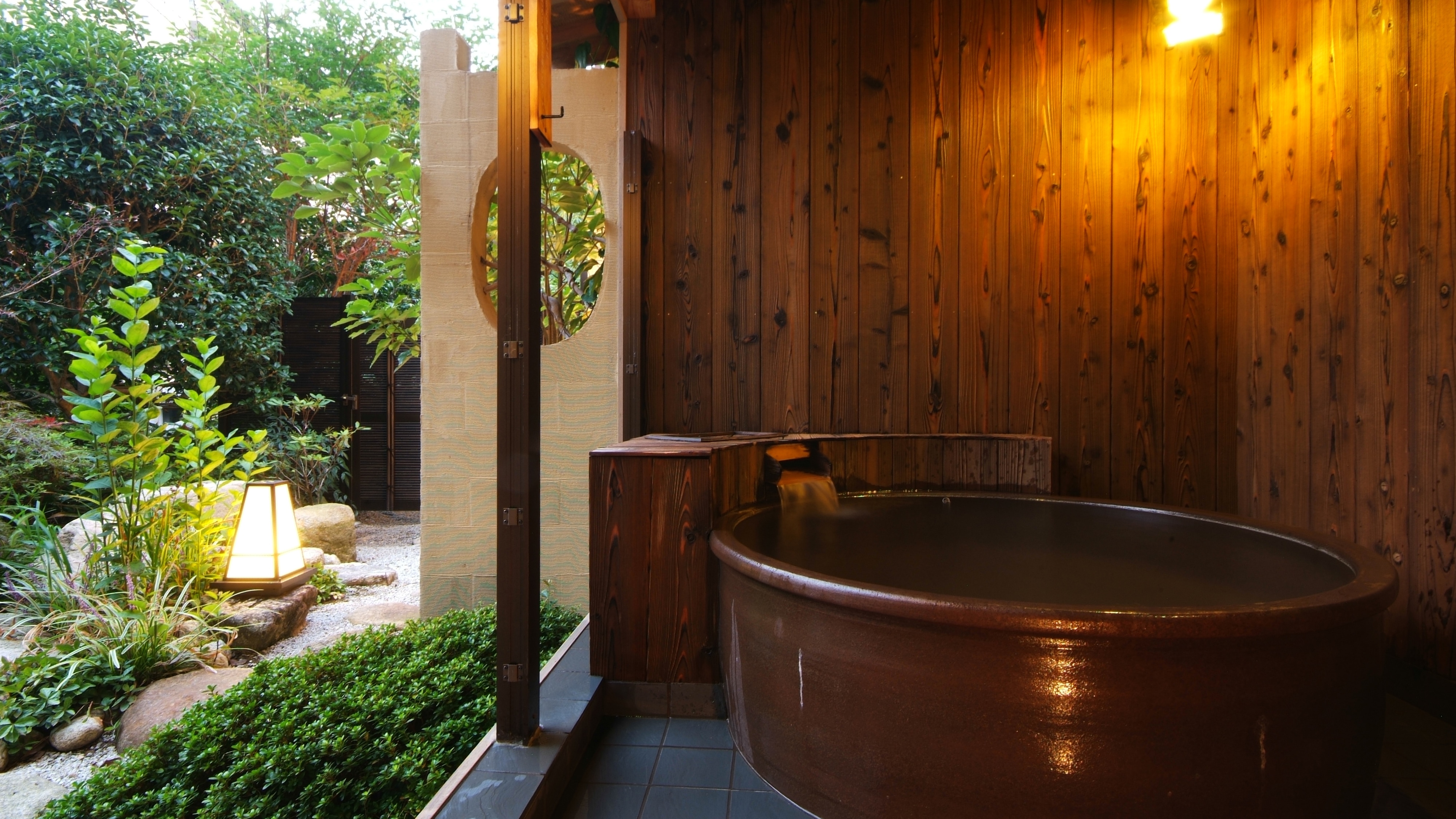 带露天浴池 ◆ 客房极水亭-Yugao- ◆ 日式和西式房间 72.86 平方米 1 间限定客房 * 退房时间：12:00