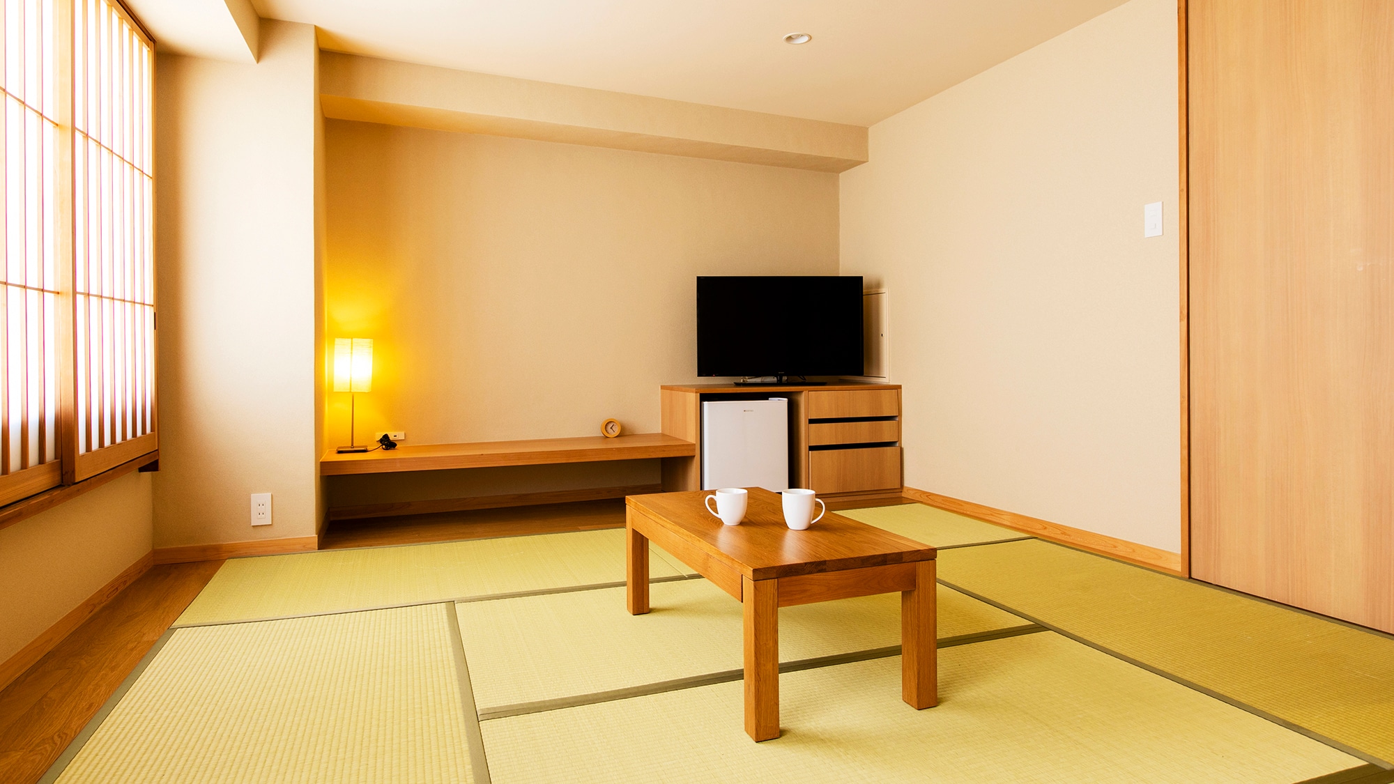 [New style / Japanese-style room 8 tatami mats] Simple and modern room. Women and children can rest assured in the bathroom with washroom ♪