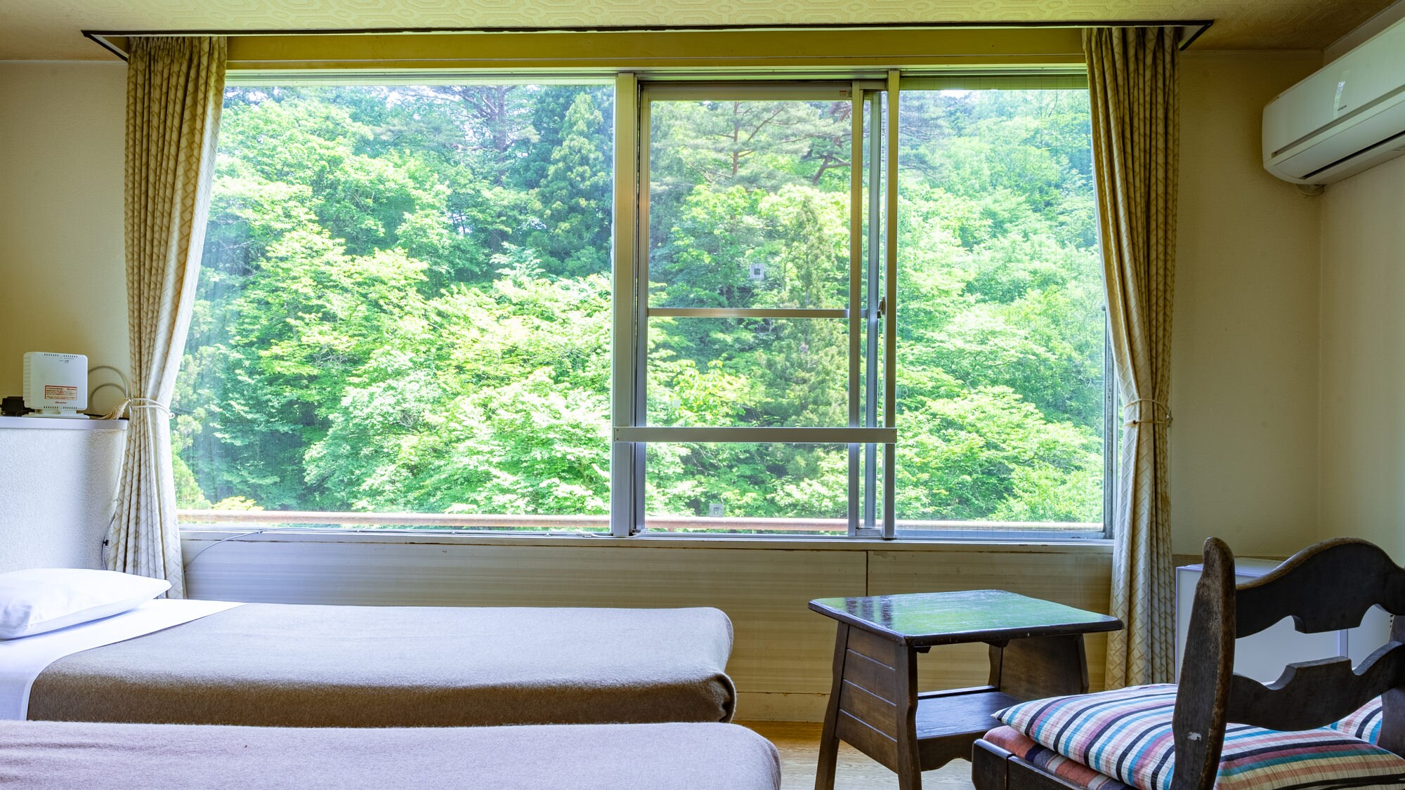 Japanese-Western room (10 tatami mats + twin)
