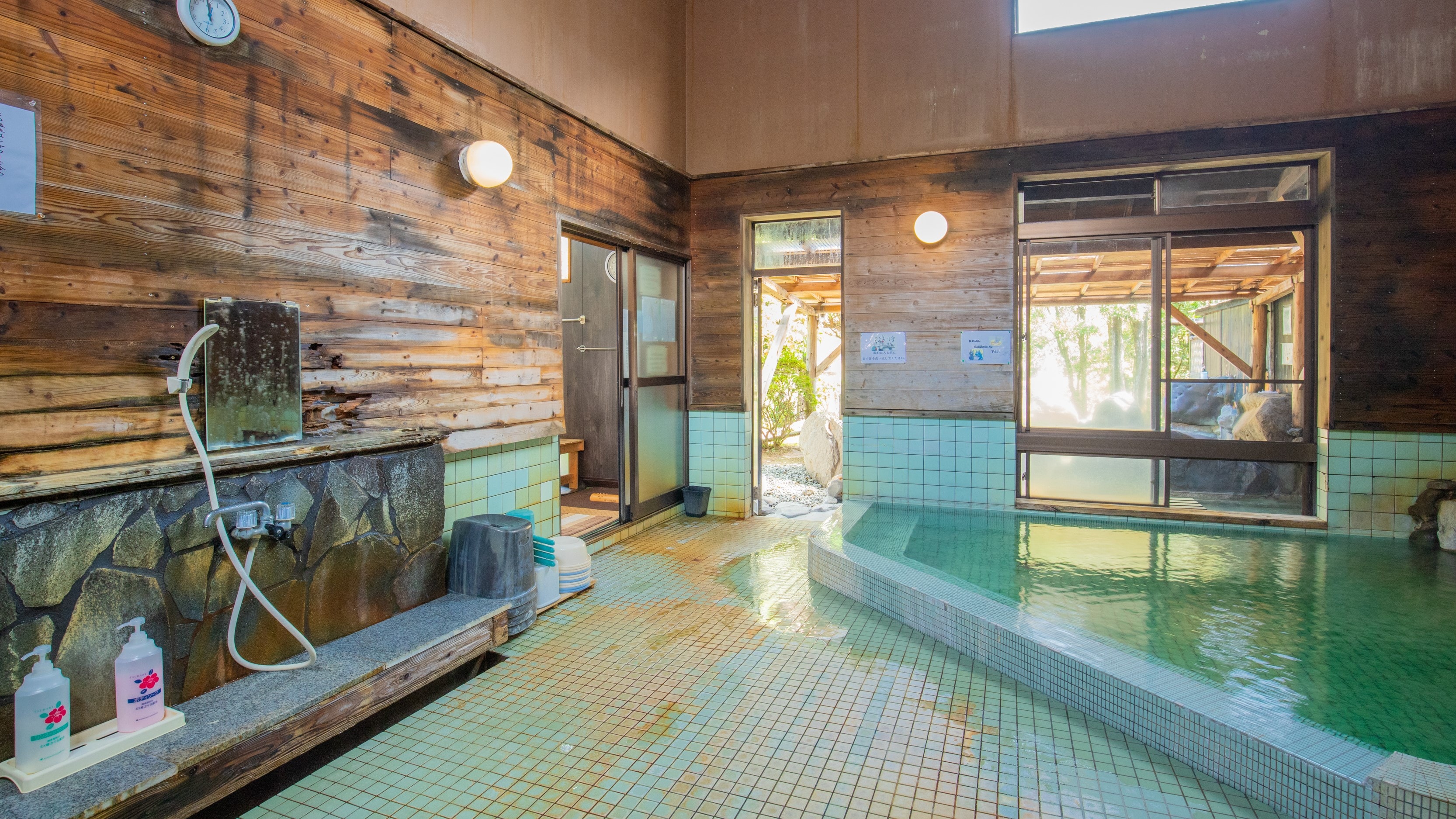 Large public bath/indoor bath: 100% natural hot spring water