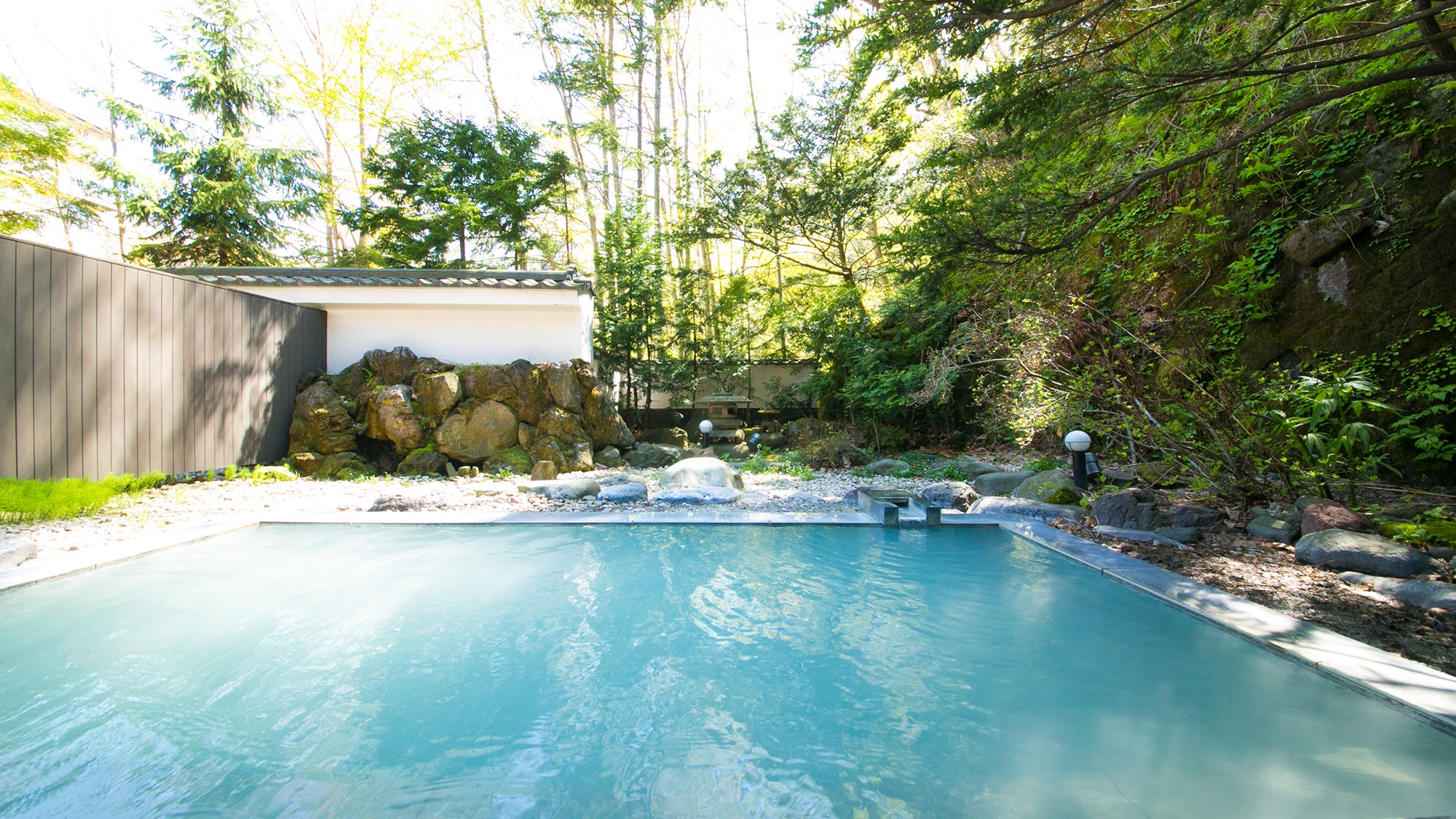 [Open-air bath] Depending on the day, the waters of Noboribetsu Onsen can appear pale or milky white. The beautiful color of the water is both visually beautiful and soothing to the soul.
