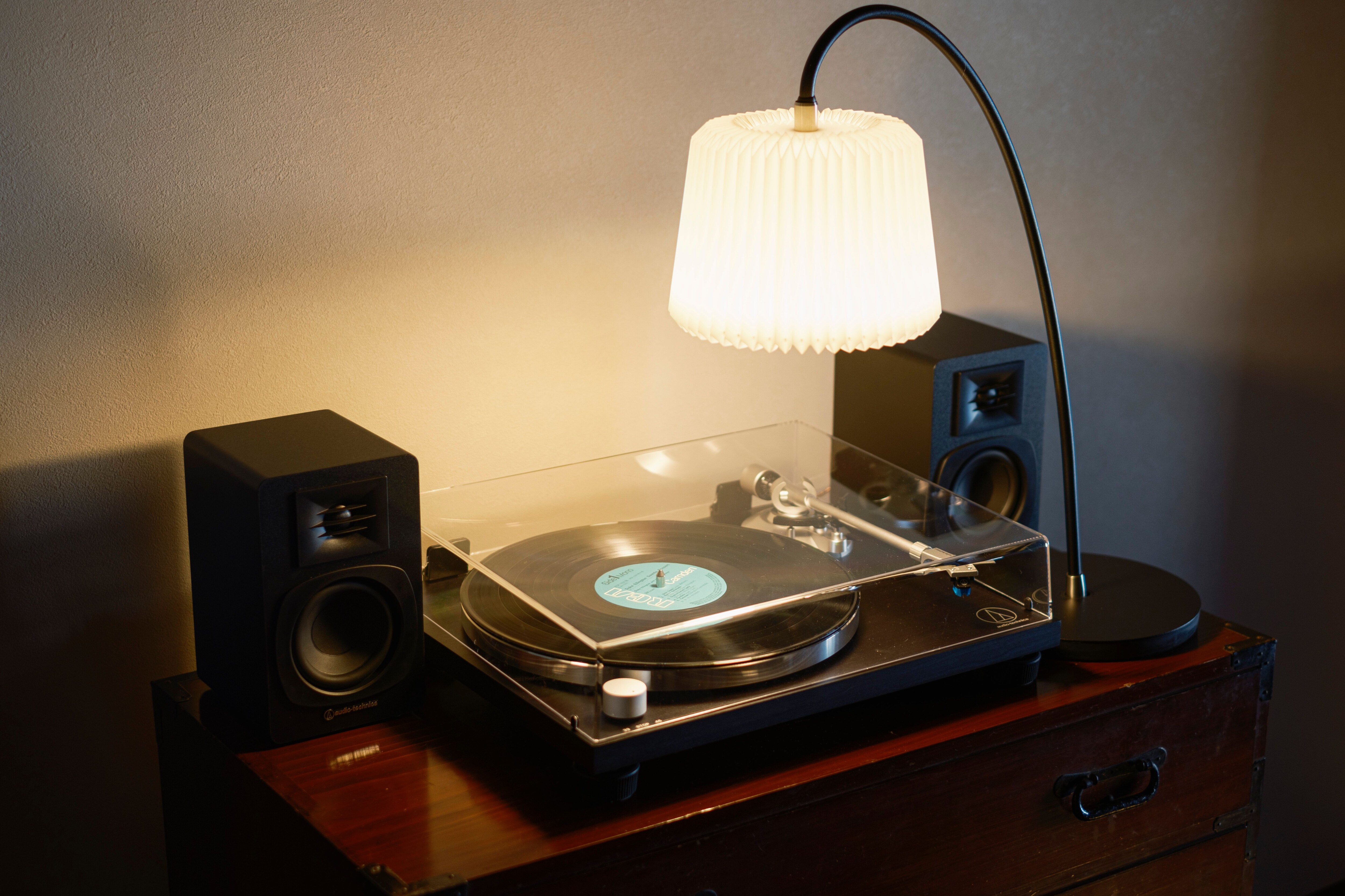 Musik | Anda dapat bersantai mendengarkan rekaman di Ruang Maisonette di lantai 2.