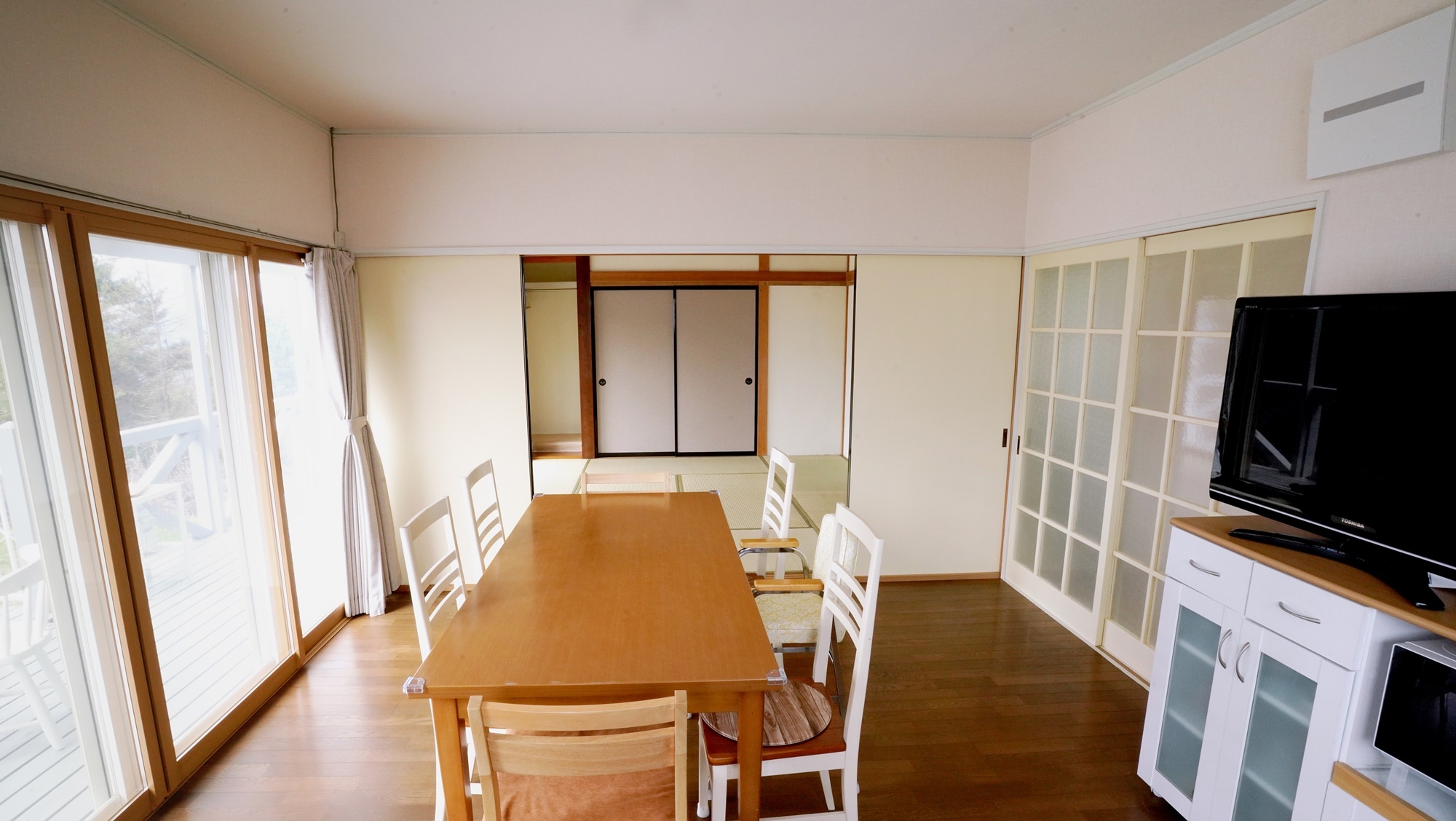 Living room/kitchen and adjacent Japanese-style room