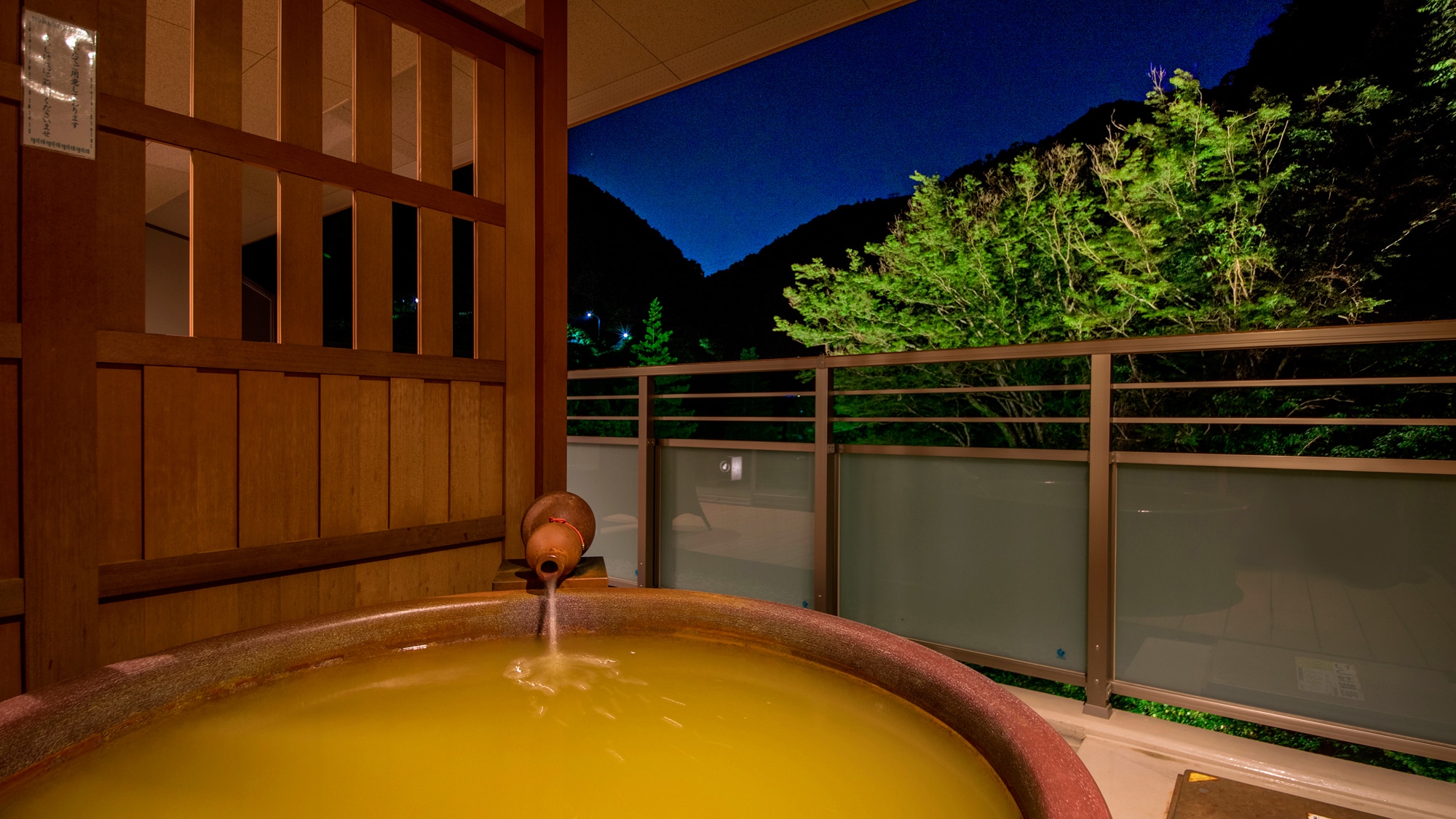 [Special room with Kinsen open-air bath] You can enjoy the evening mountains from the Kinsen open-air bath at night.