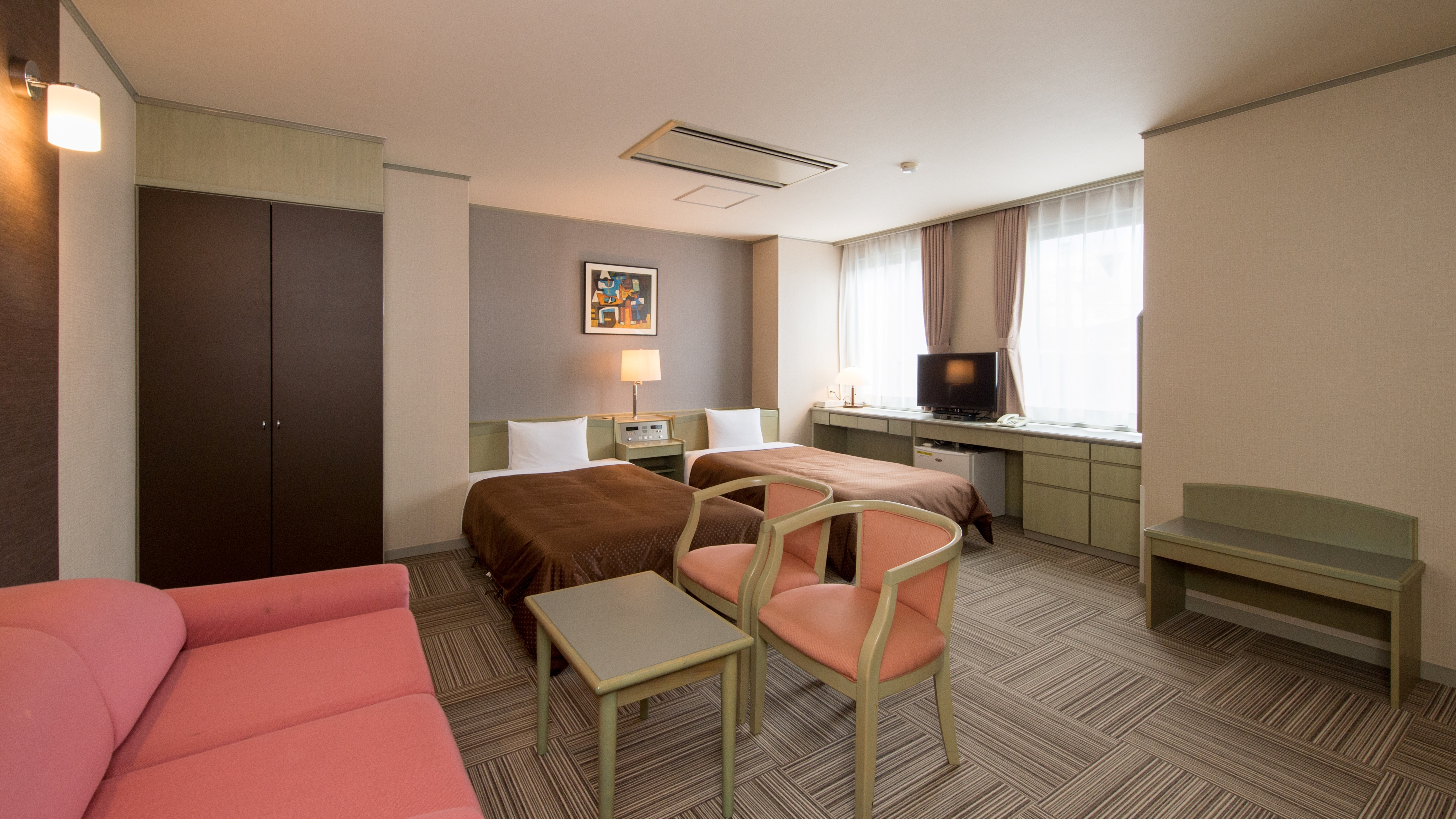 Deluxe Twin Room. You can freely go to the attached bath cafe via a private passageway.