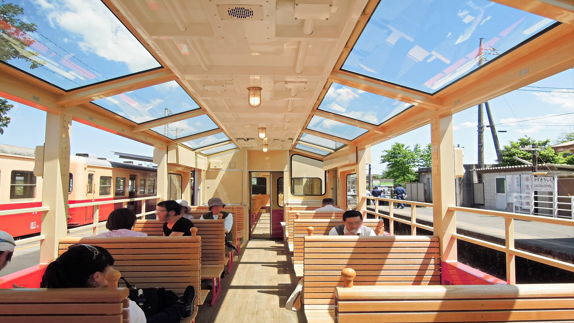 ภายในรถรางซาโตยามะบนรถไฟโคมินาโตะ