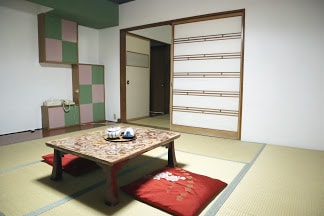 Relaxation Japanese-style room with 8 tatami mats