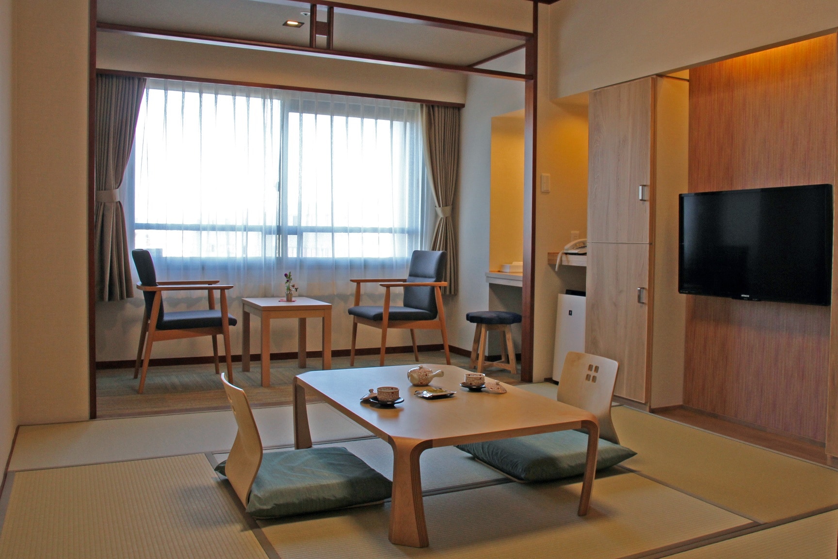 Japanese-style room (8 tatami mats)