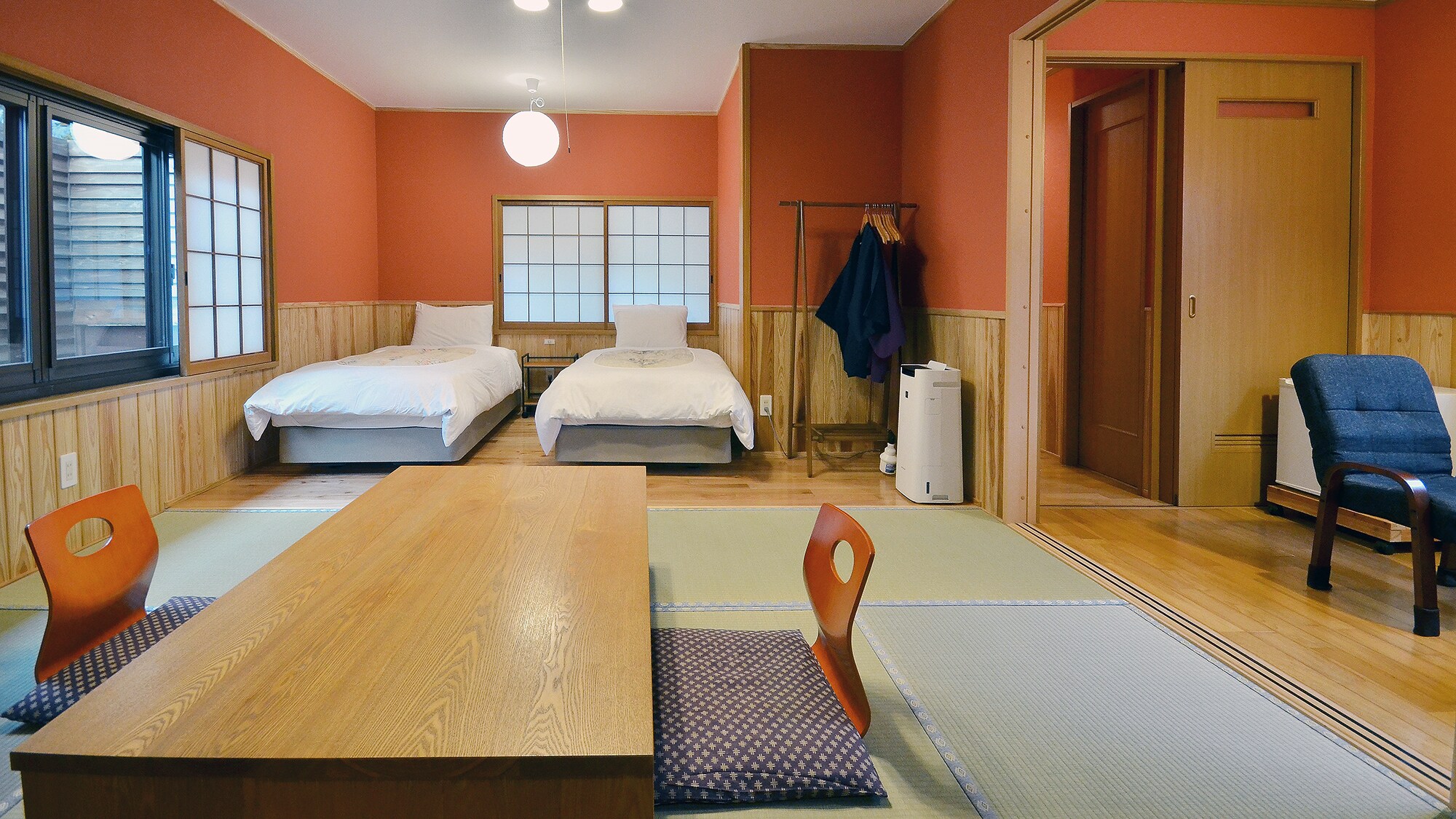 Annex [Yugiri]: A Japanese-Western style room with two adjoining rooms. Includes a large ceramic bath.