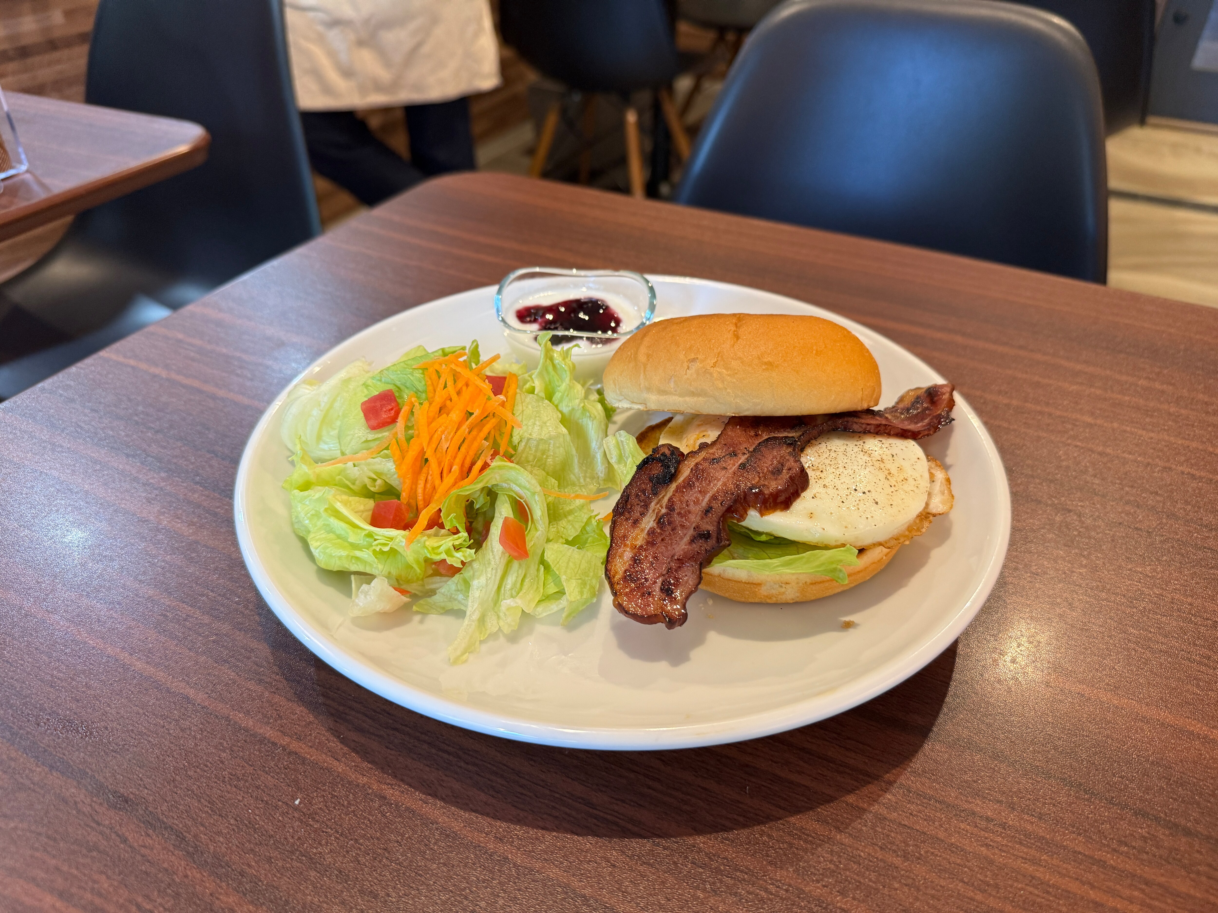 Breakfast bacon egg burger (salad set)